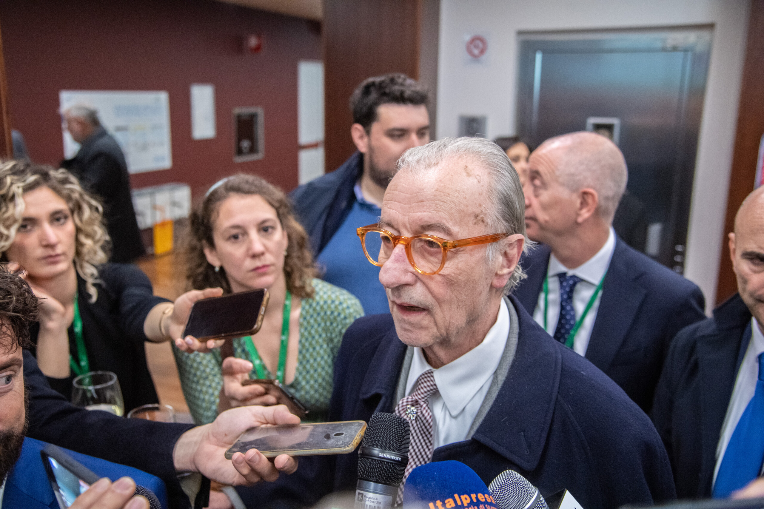 milan feltri linterdiction de fumer dans les rues est ridicule scaled