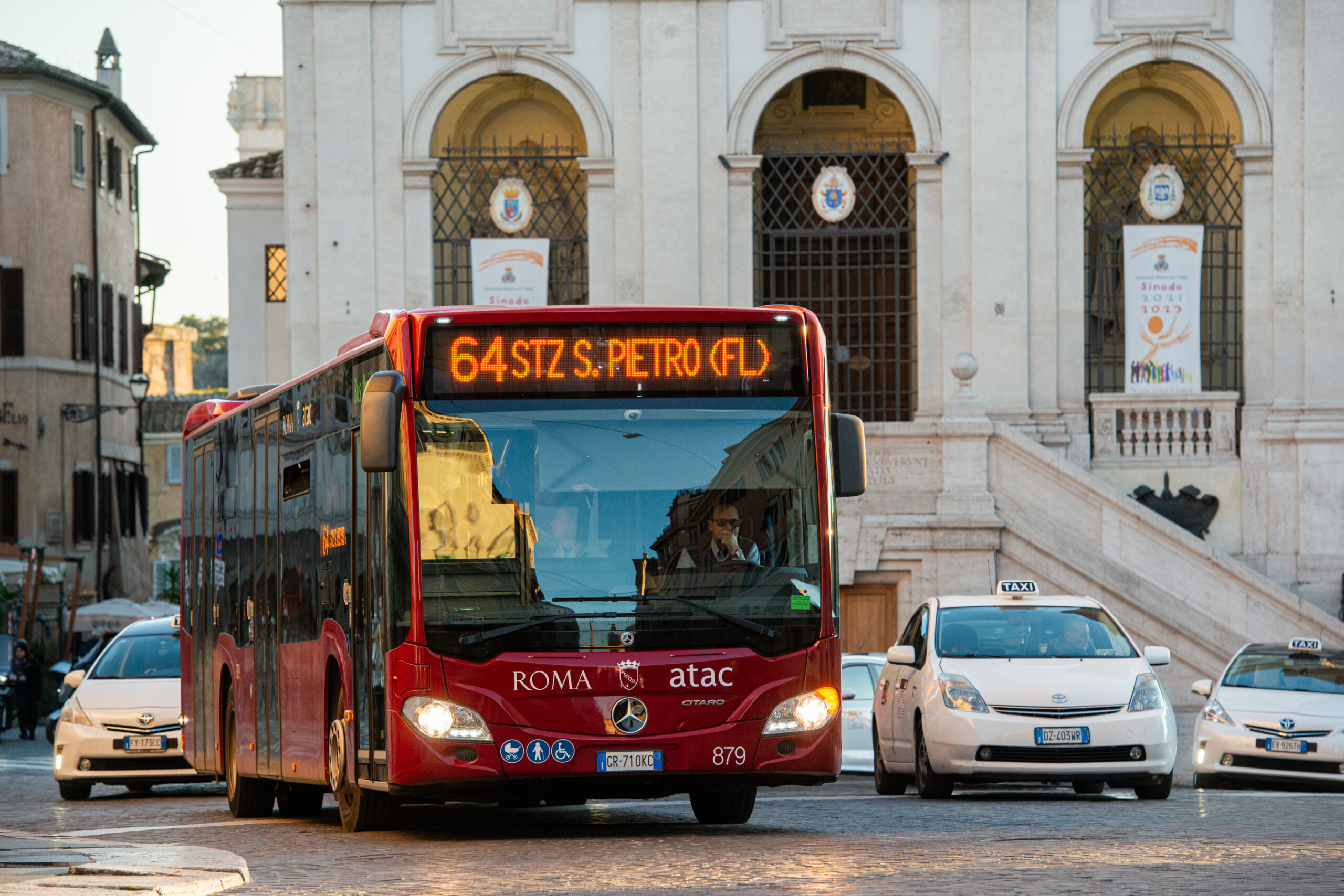 accidents de la route collision avec un bus atac deces de lautomobiliste a rome scaled