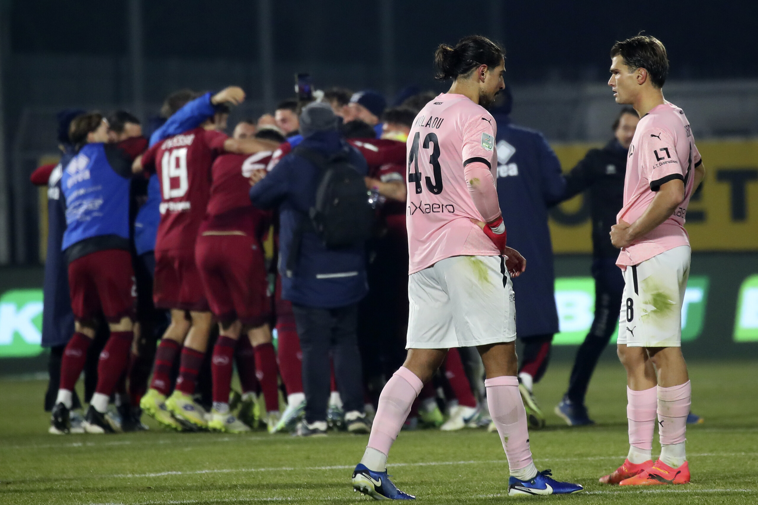 football condamnation des bombes de papier contre lentraineur et le club de palerme scaled