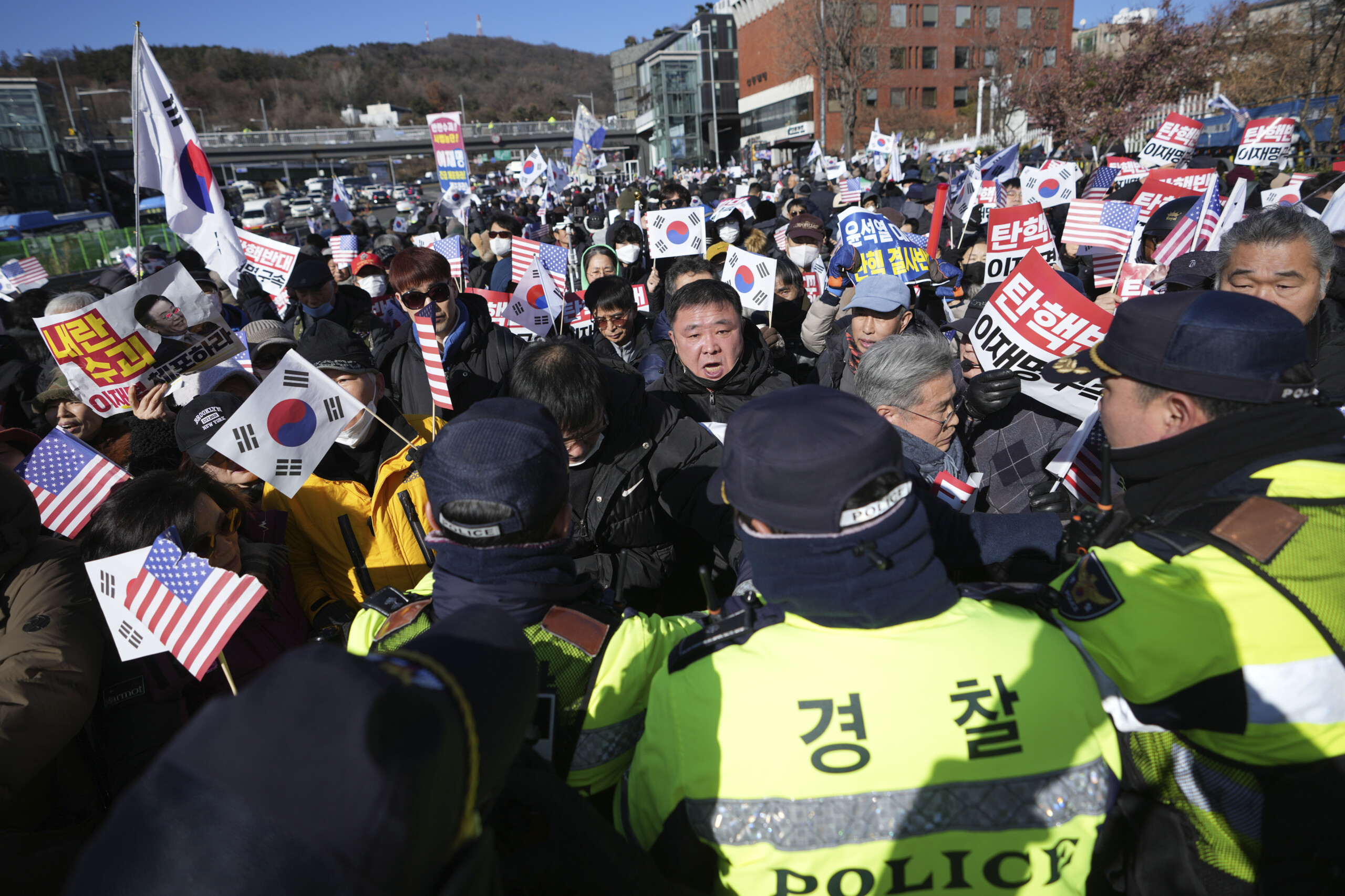 coree du sud les enqueteurs se rendent a la residence de yoon pour larreter mais ils sont bloques par une unite militaire scaled