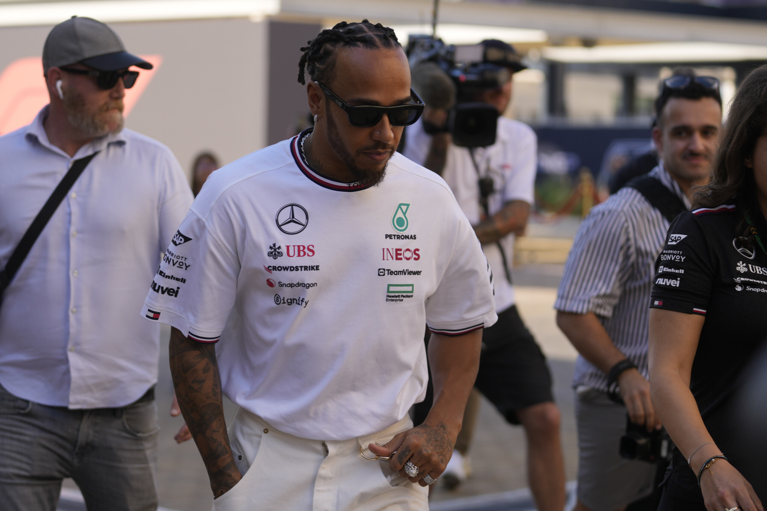 f1 hamilton entre ferrari et nouvelles amours rumeurs de flirt avec lactrice vergara scaled