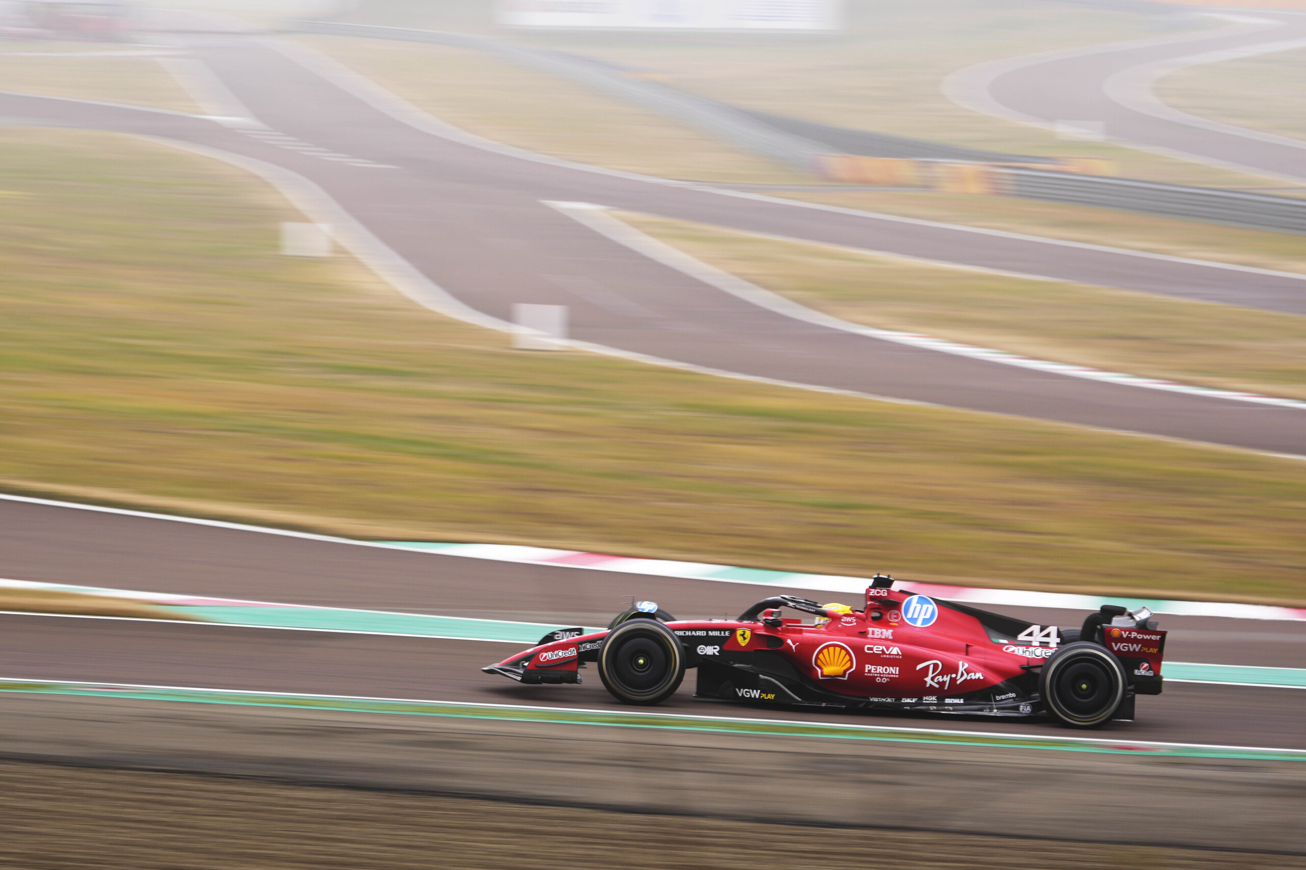 f1 hamilton fait ses debuts en piste premiers tours de piste a fiorano avec ferrari scaled