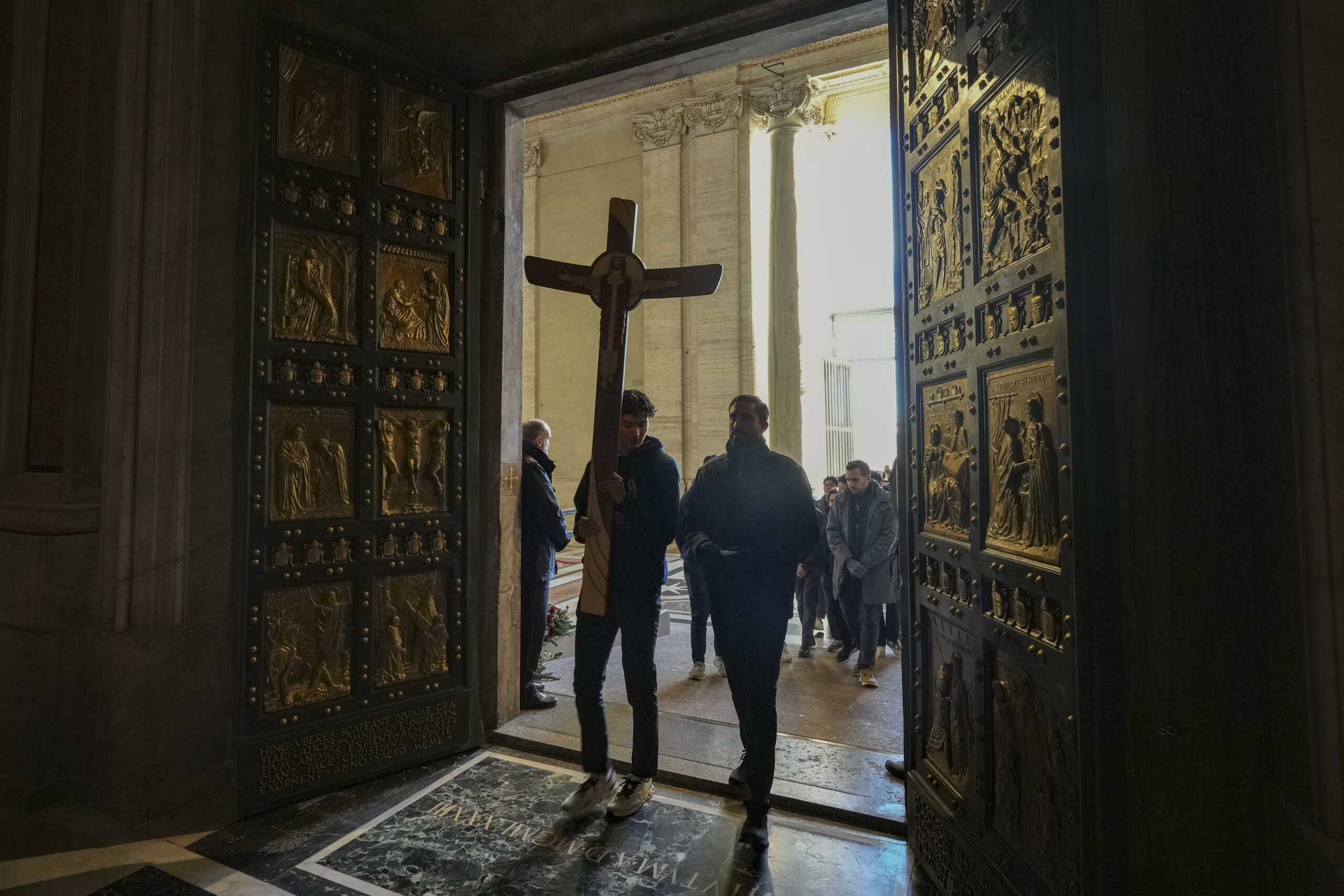 jubile mgr fisichella plus dun million de pelerins ont franchi la porte sainte scaled