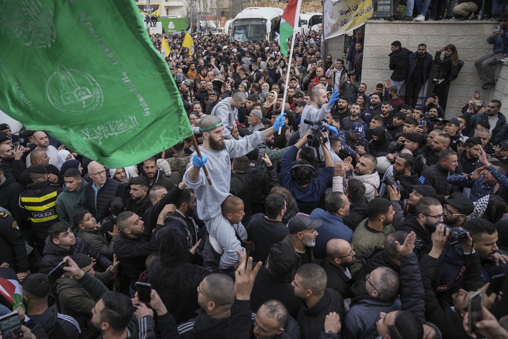 cisjordanie la foule acclame le hamas a larrivee des prisonniers palestiniens