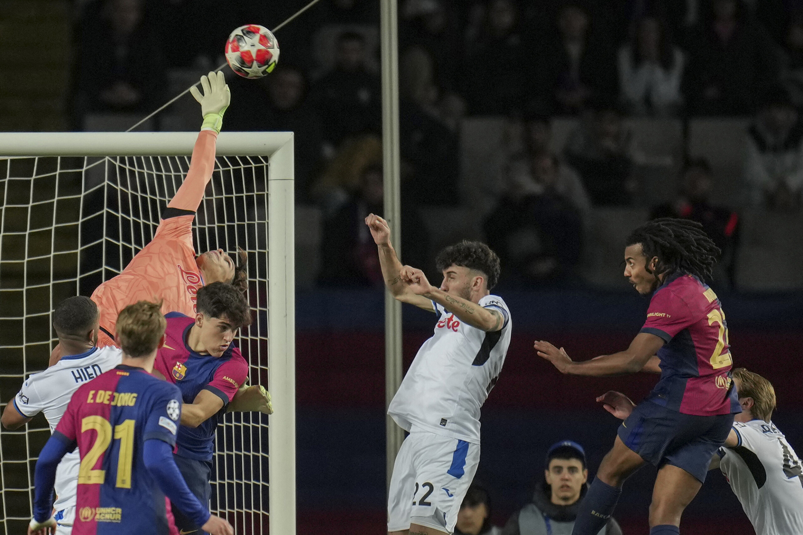 ligue des champions barcelone atalanta 2 2 les lombards contraints aux barrages scaled