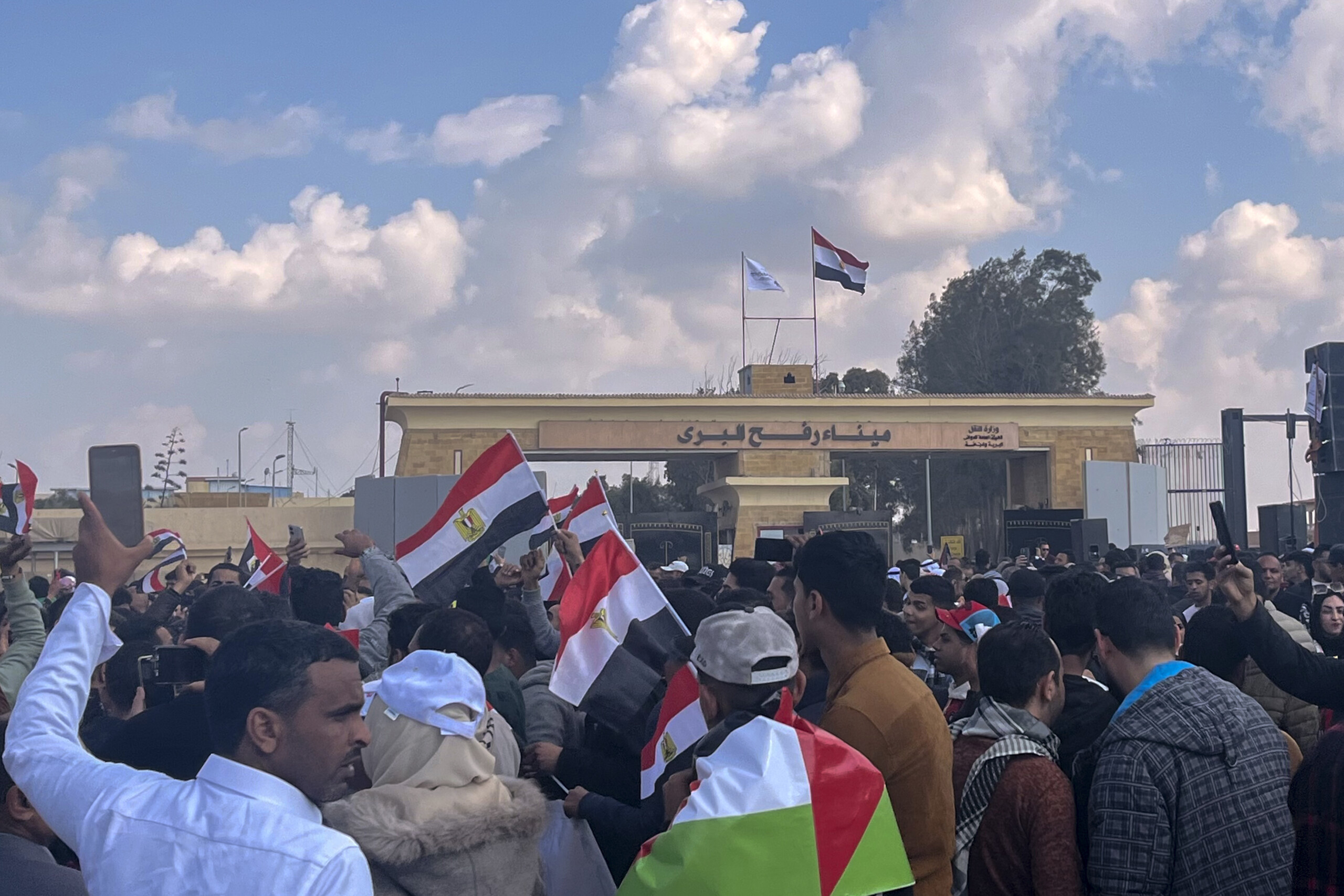 moyen orient les malades et les blesses palestiniens evacuent le point de passage de rafah scaled