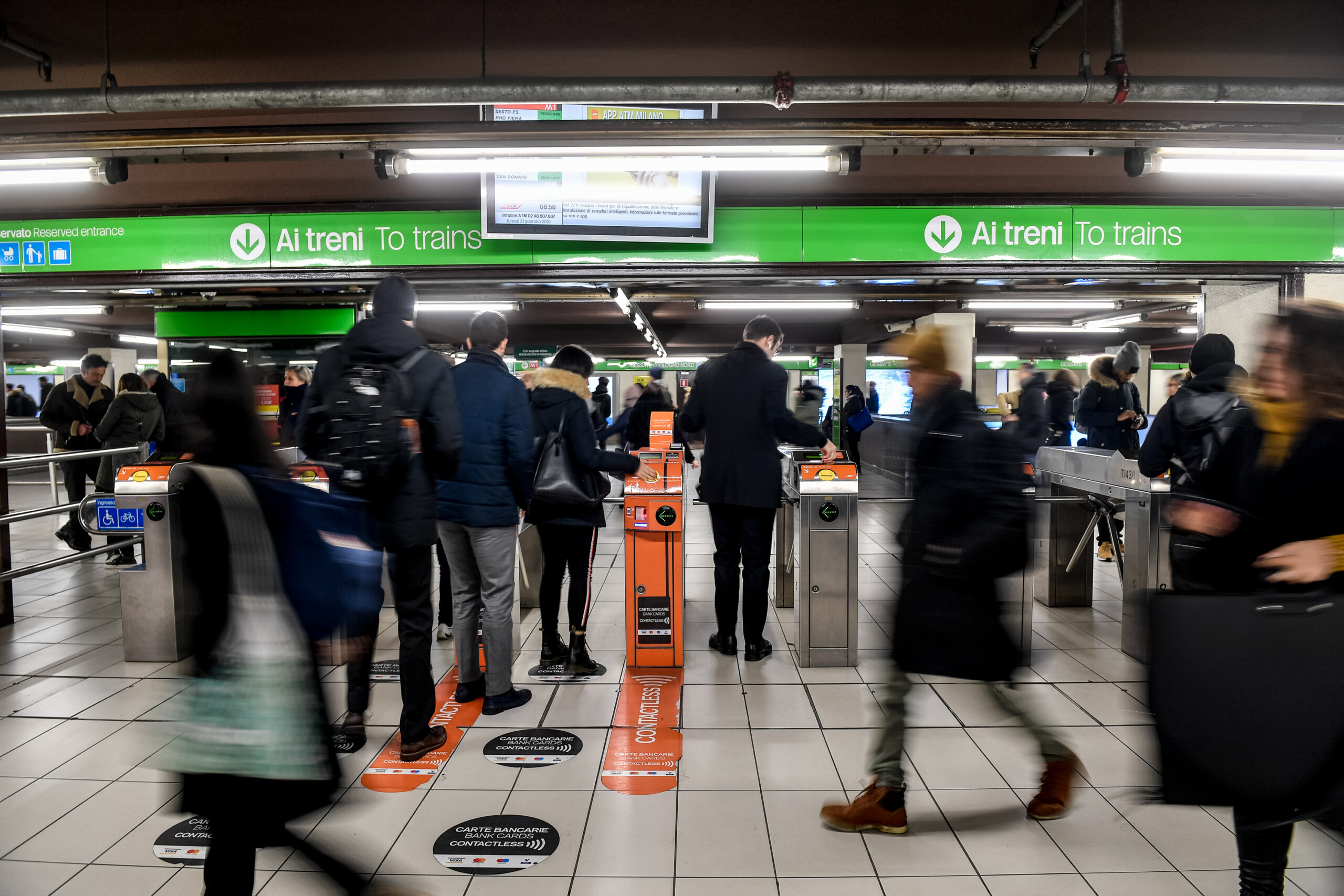 milan des voleuses a la tire bloquent le metro et vident un extincteur sur la foule scaled