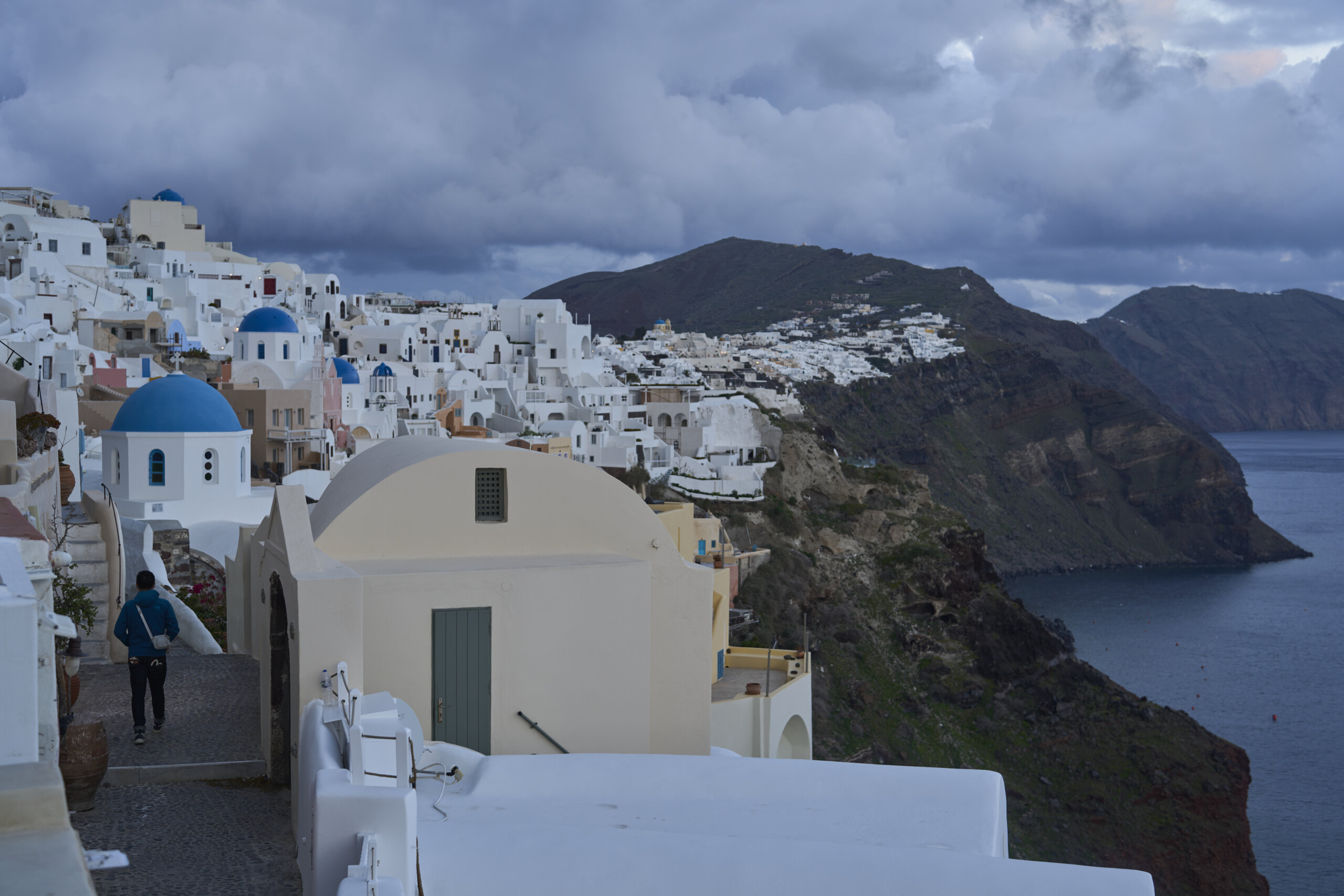 grece le premier ministre mitsotakis en visite a santorin scaled