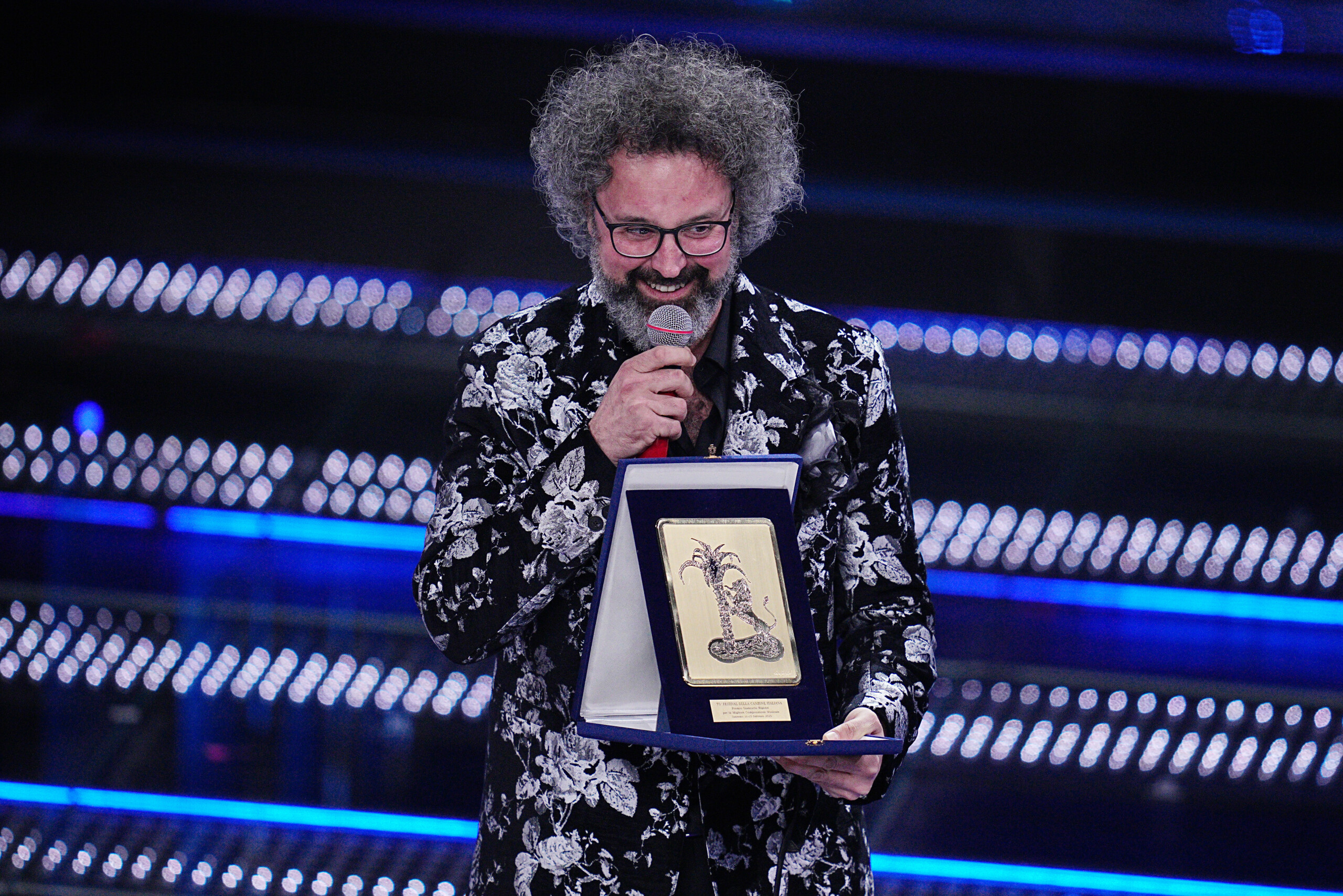 sanremo le prix lucio dalla hall decerne a simone cristicchi scaled