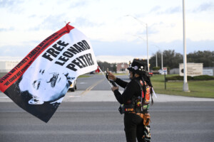 apres 50 ans de prison lactiviste amerindien leonard peltier a ete libere