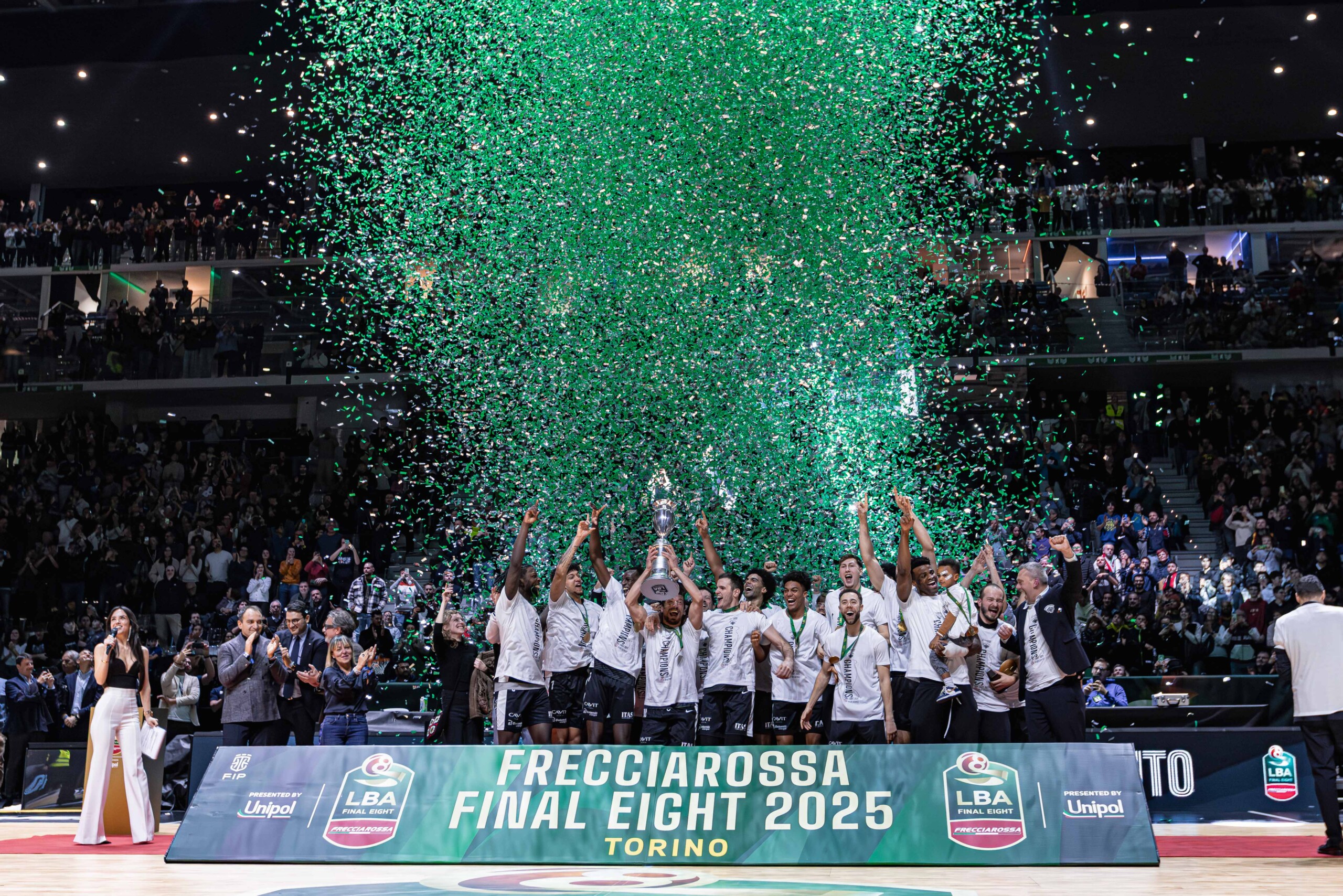 basket trente celebre sa victoire en coupe ditalie avec les fans le 1er mars scaled