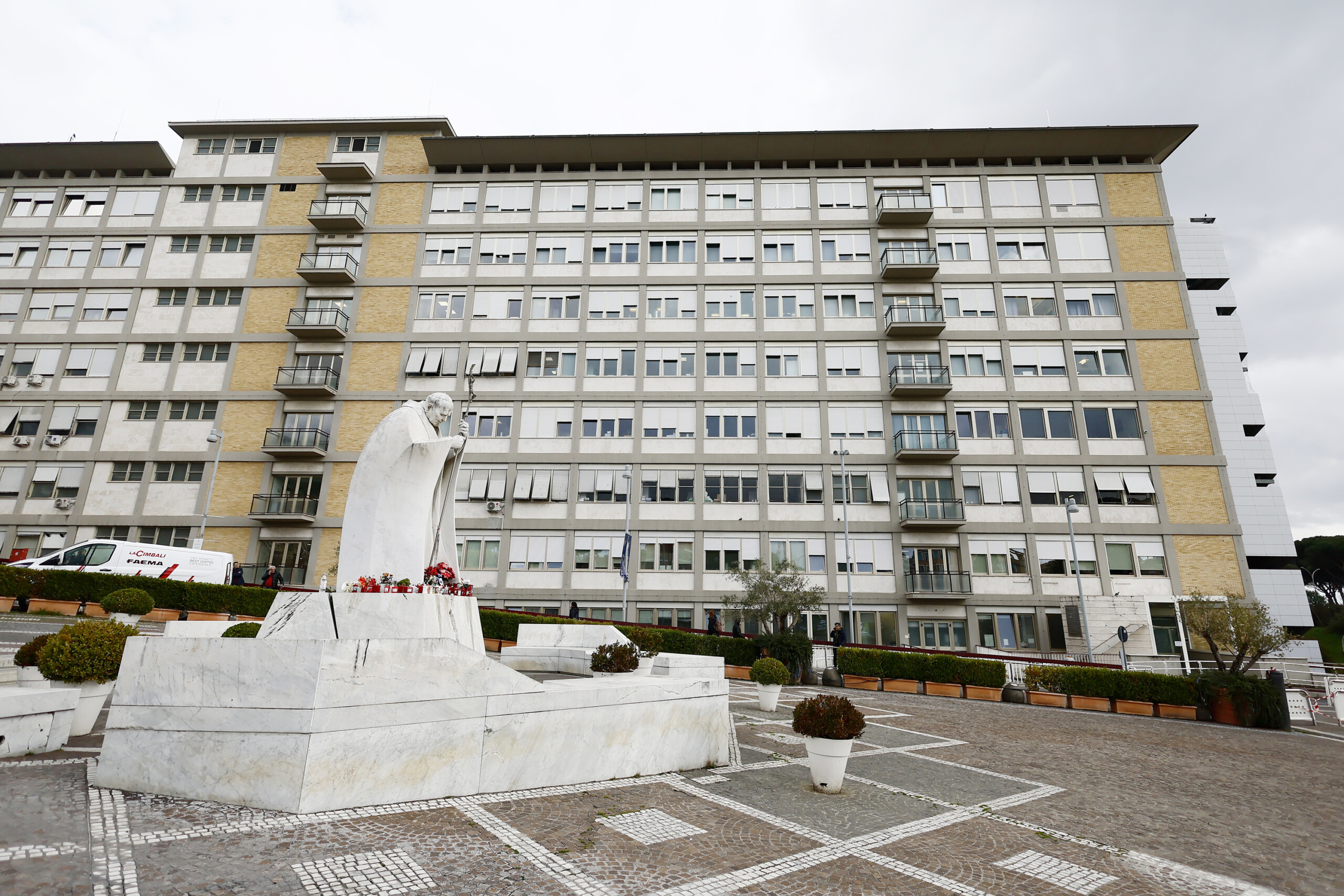 pape sources bergoglio sest leve et sest assis dans un fauteuil son coeur tient tres bien scaled