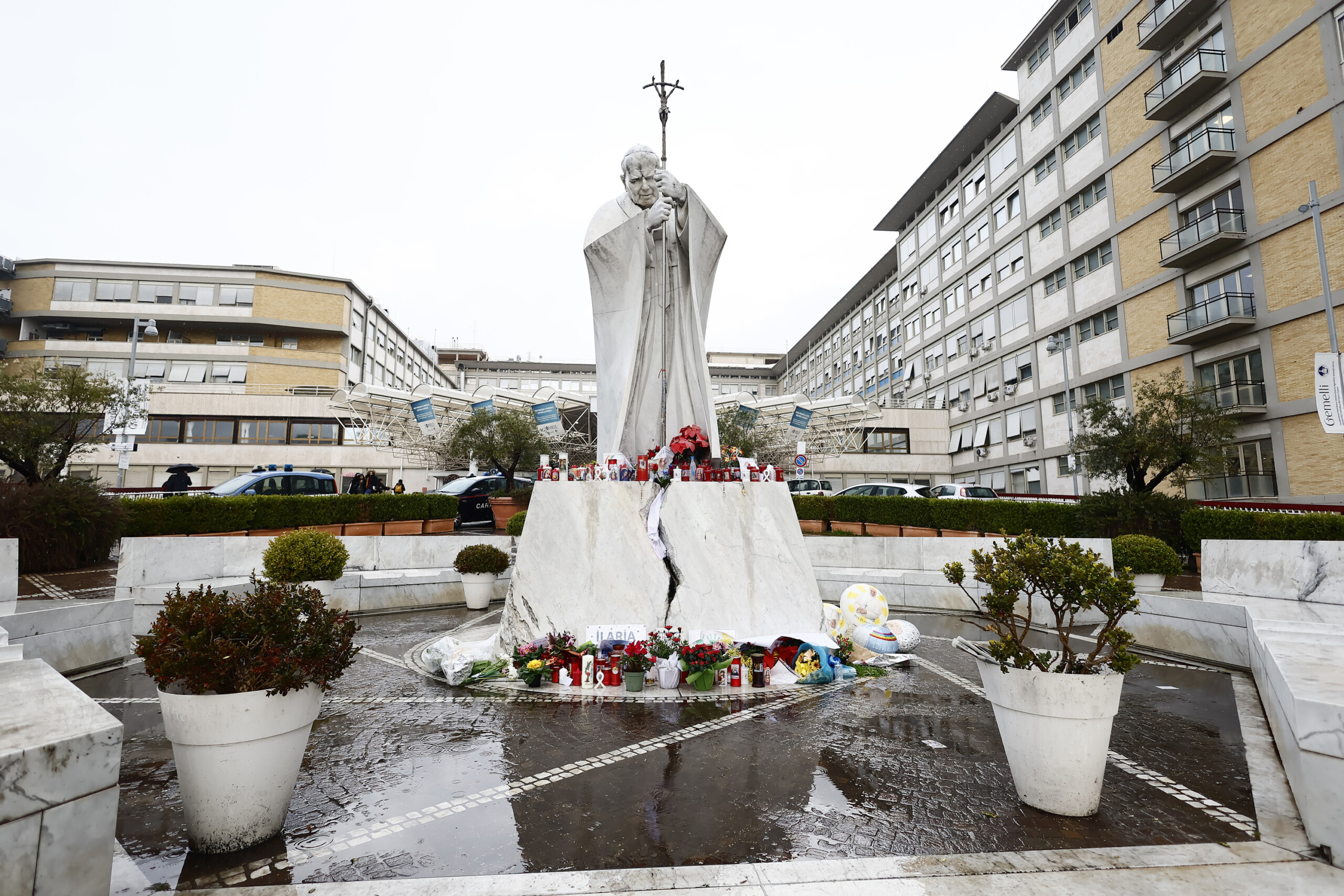 pape francois saint siege bergoglio a passe une nuit tranquille il se repose scaled