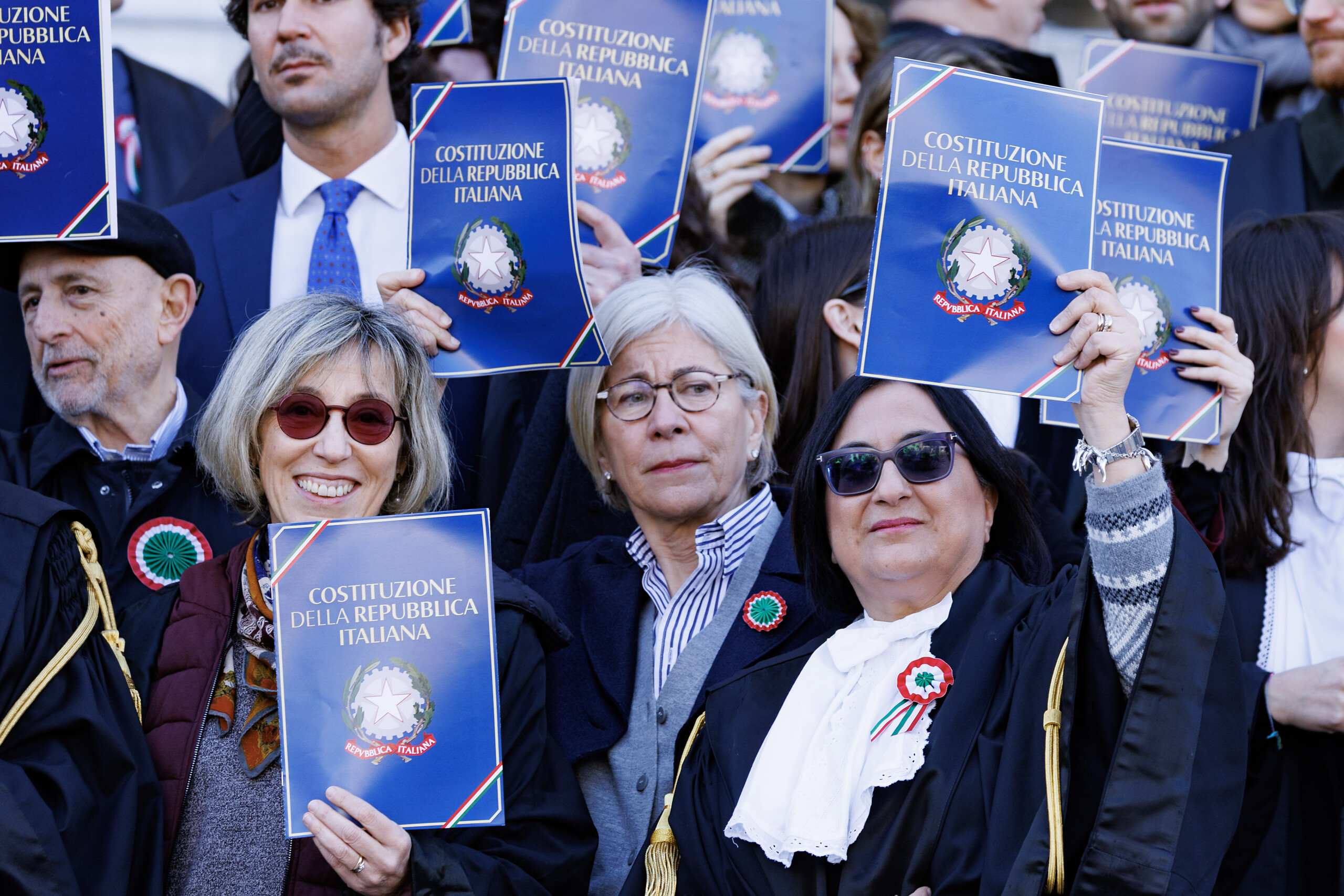 justice flash mob devant la cour supreme les avocats montrent la constitution scaled
