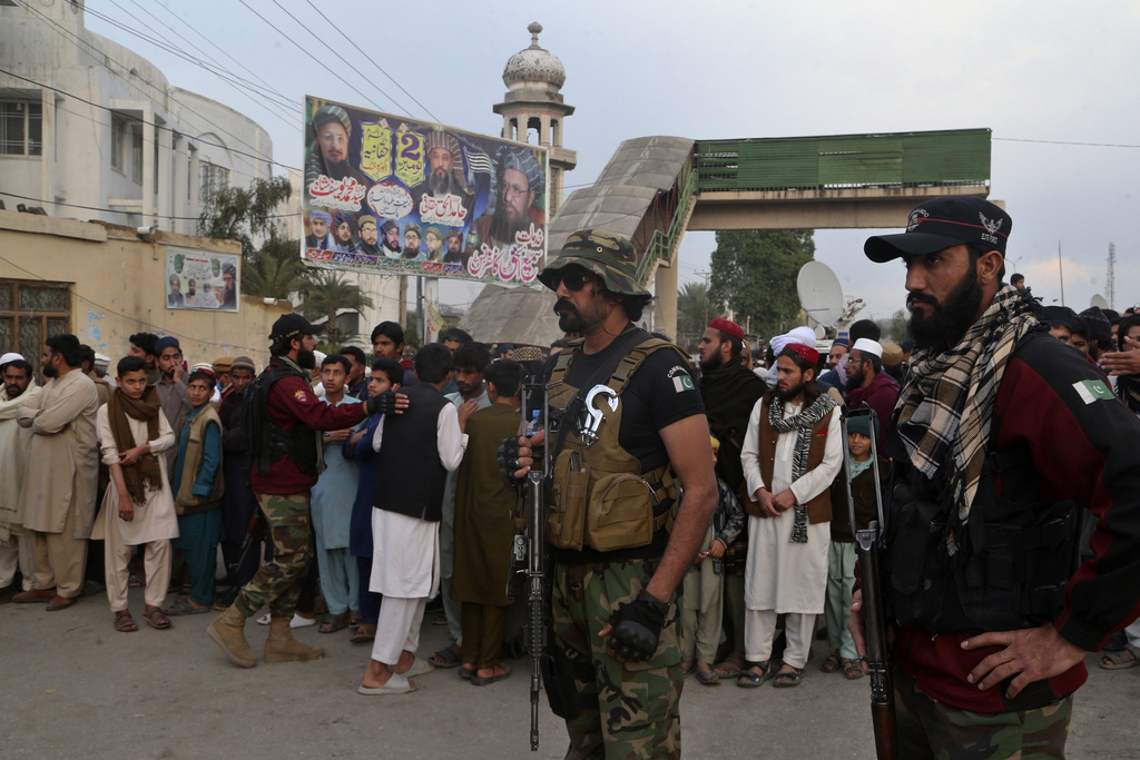 pakistan 12 morts dans un attentat suicide contre une base militaire
