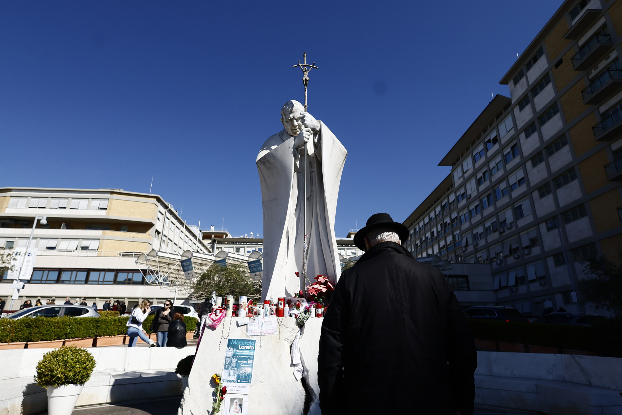 pape francois saint siege bergoglio a bien dormi reveille apres 8 heures scaled