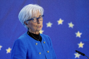 bce lagarde les risques pour la croissance restent orientes a la baisse