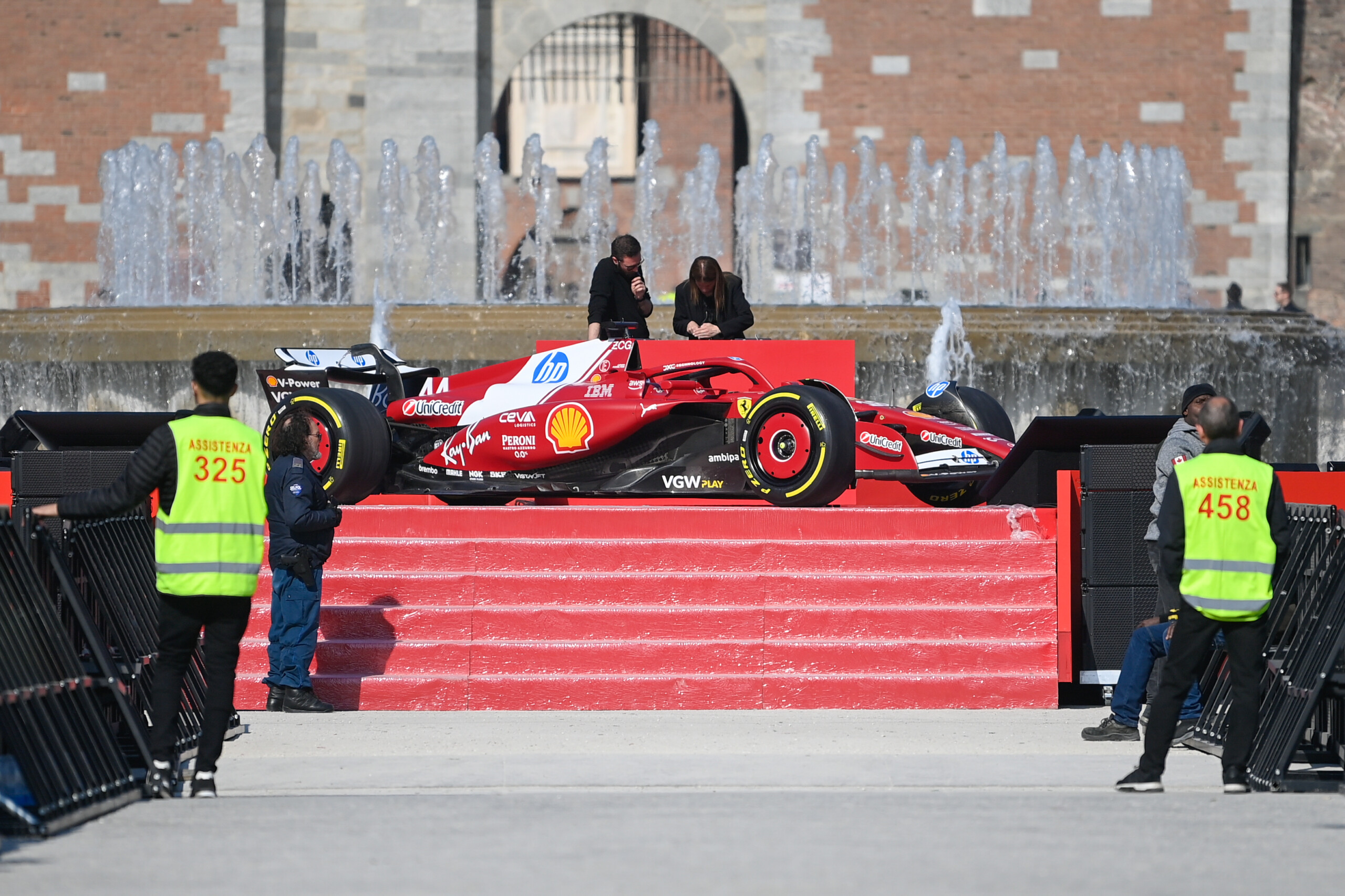 f1 ferrari a milan fete des supporters pour hamilton et leclerc scaled