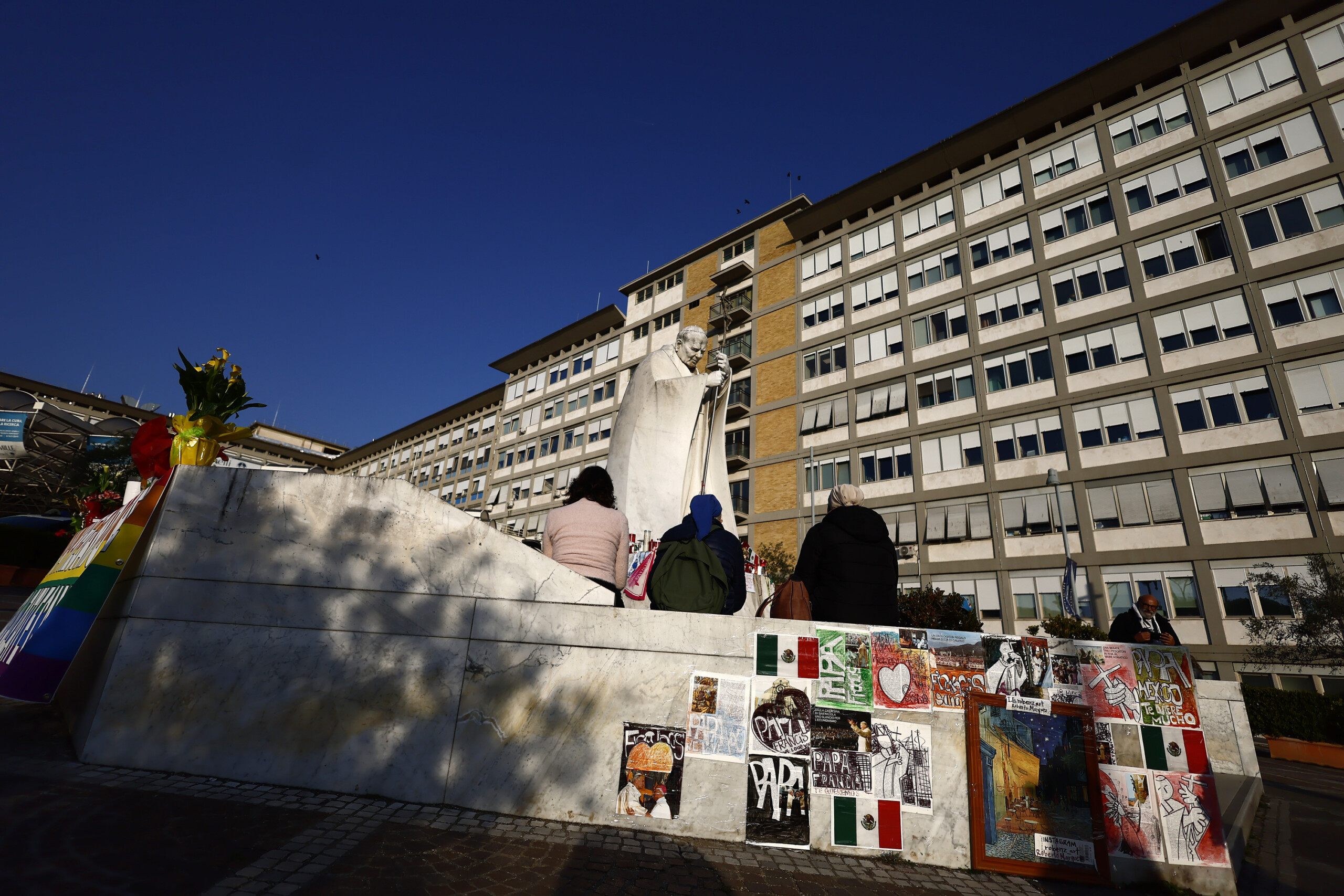 le pape a passe une nuit tranquille setant reveille peu apres 8 heures scaled