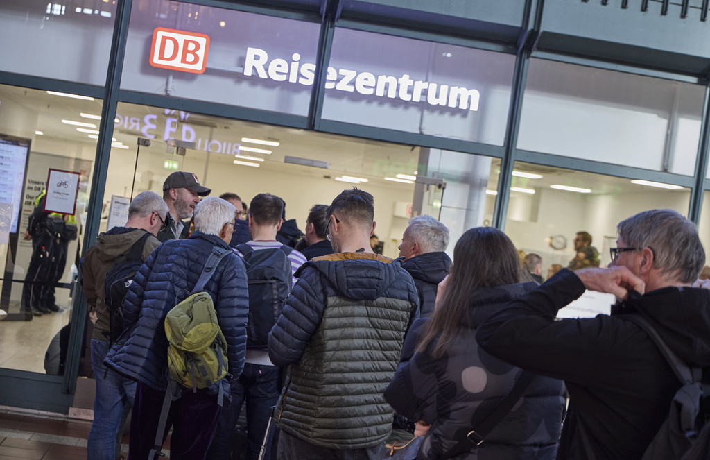 allemagne greve anticipee a laeroport de hambourg 40 000 passagers touches