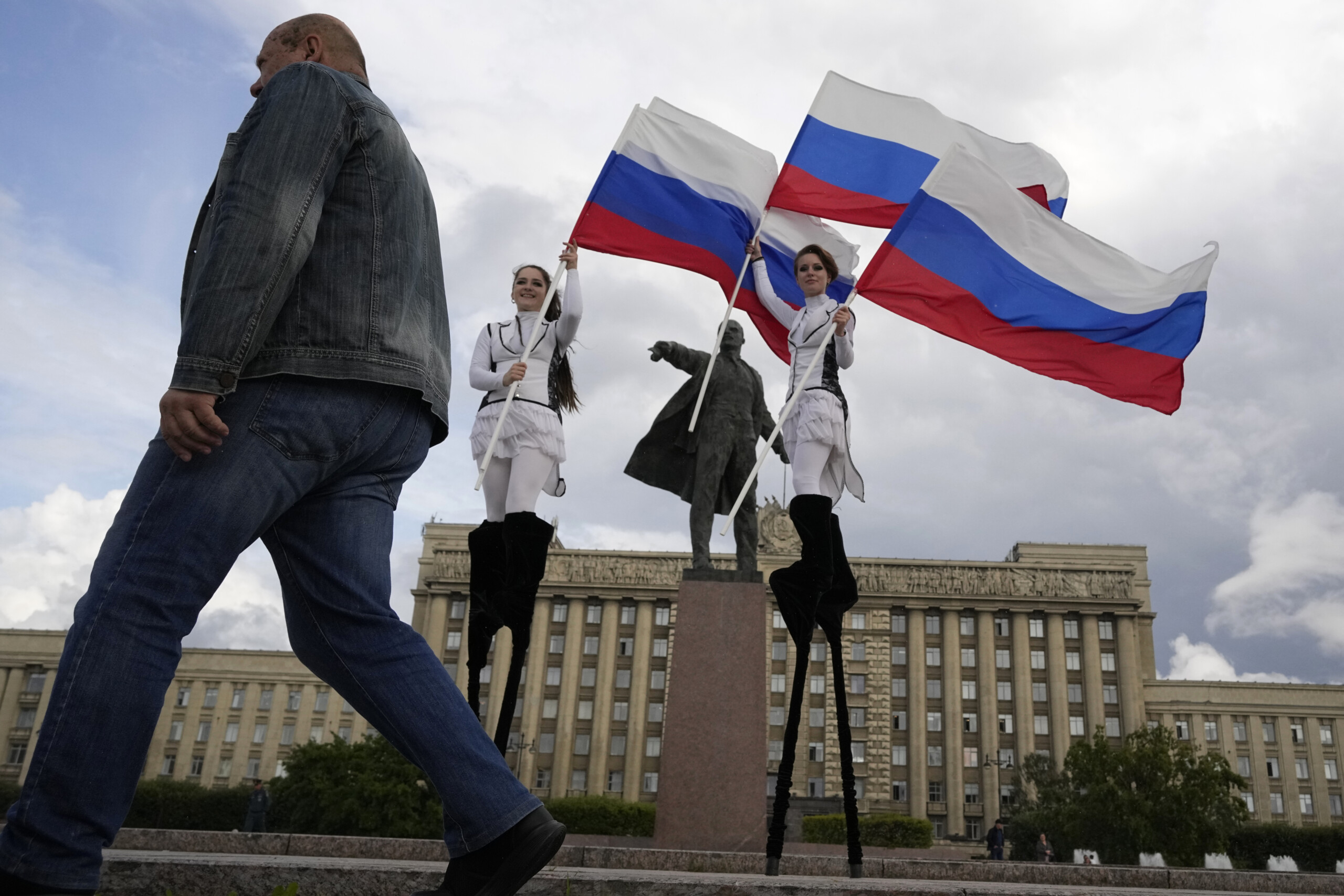 ukraine moscou drapeau russe hisse sur la place sudzha a kursk scaled