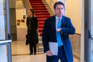 ue conte le pd en grande difficulte sur la rearmement labstention est inacceptable