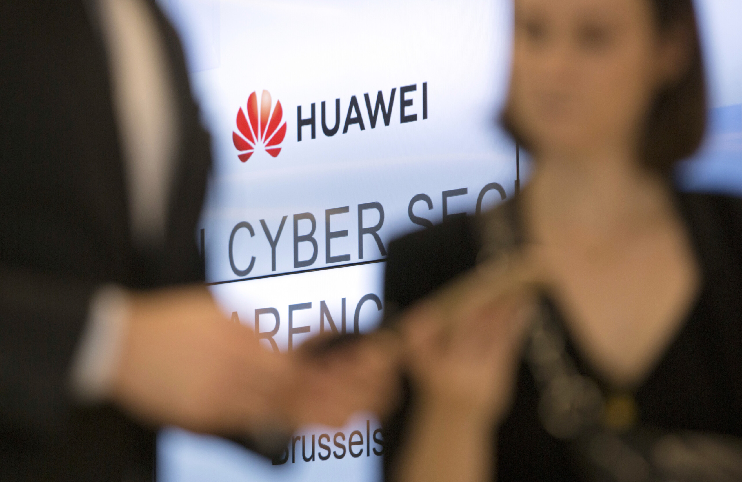 la commission europeenne suspend les contacts et reunions avec huawei scaled