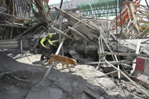 thailande une autoroute en construction seffondre au moins 5 morts