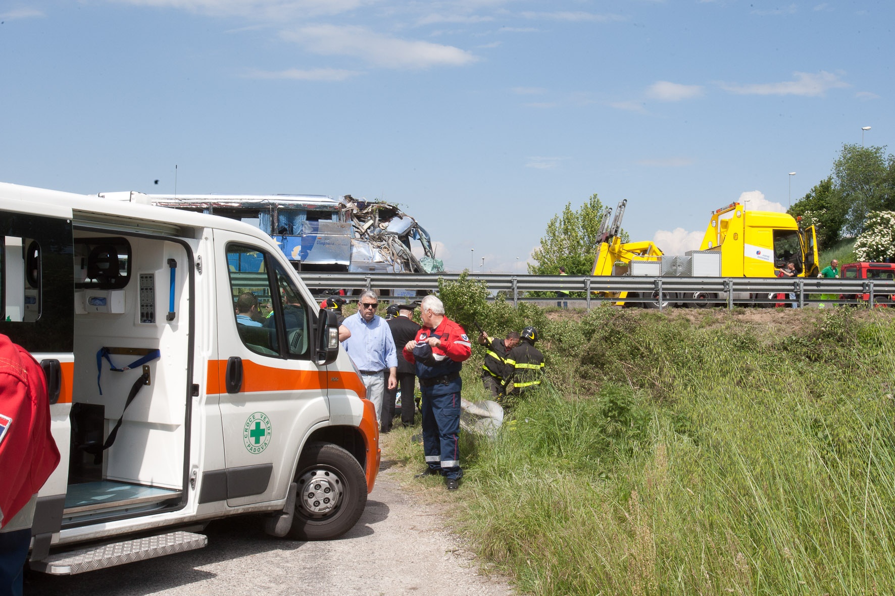 syracuse 3 morts et 7 blesses dans une collision entre un minibus et une camionnette a carlentini