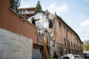 rome explosion dun immeuble le parquet enquete pour catastrophe et blessures involontaires