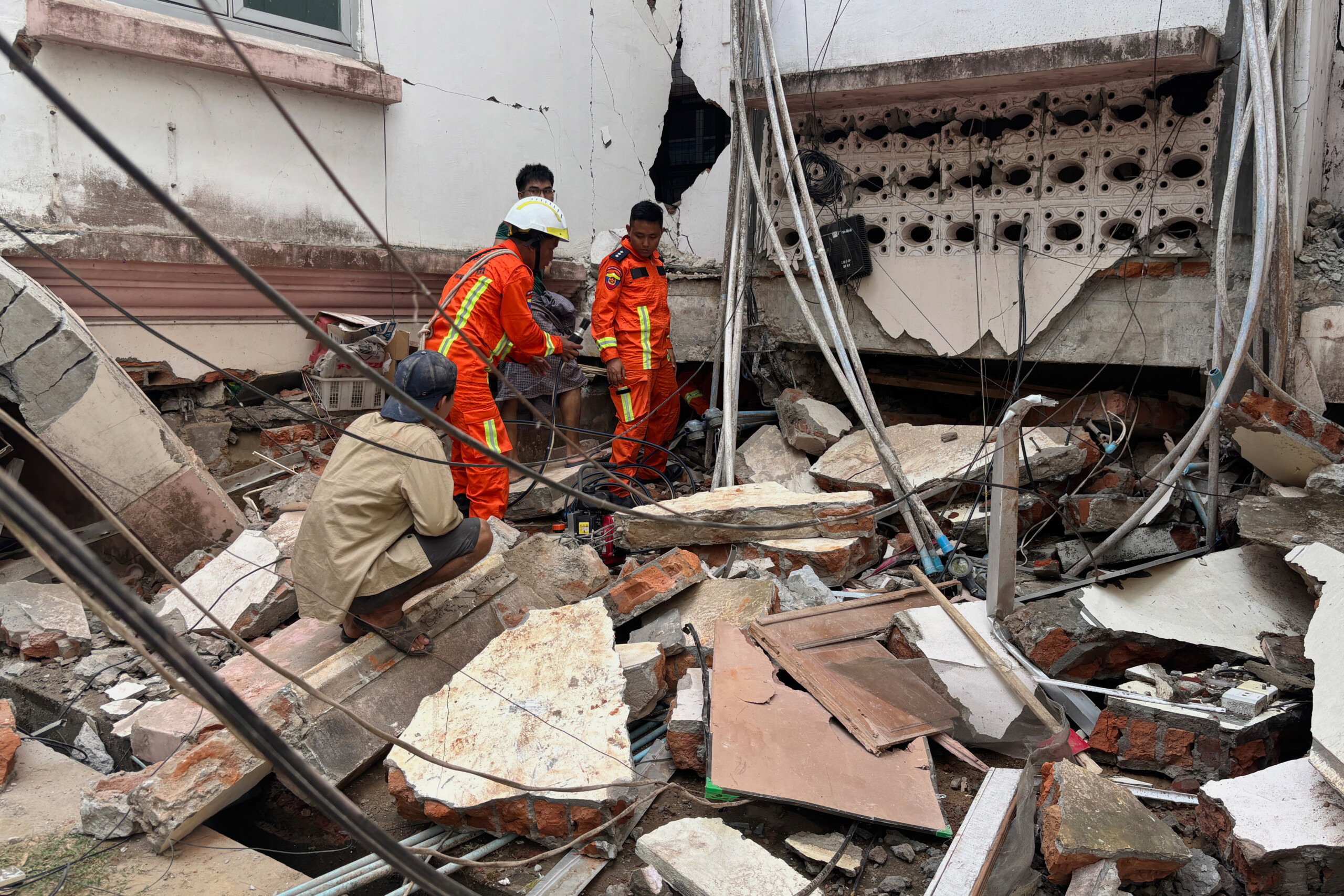 myanmar les autorites militaires le seisme a fait au moins 144 victimes scaled