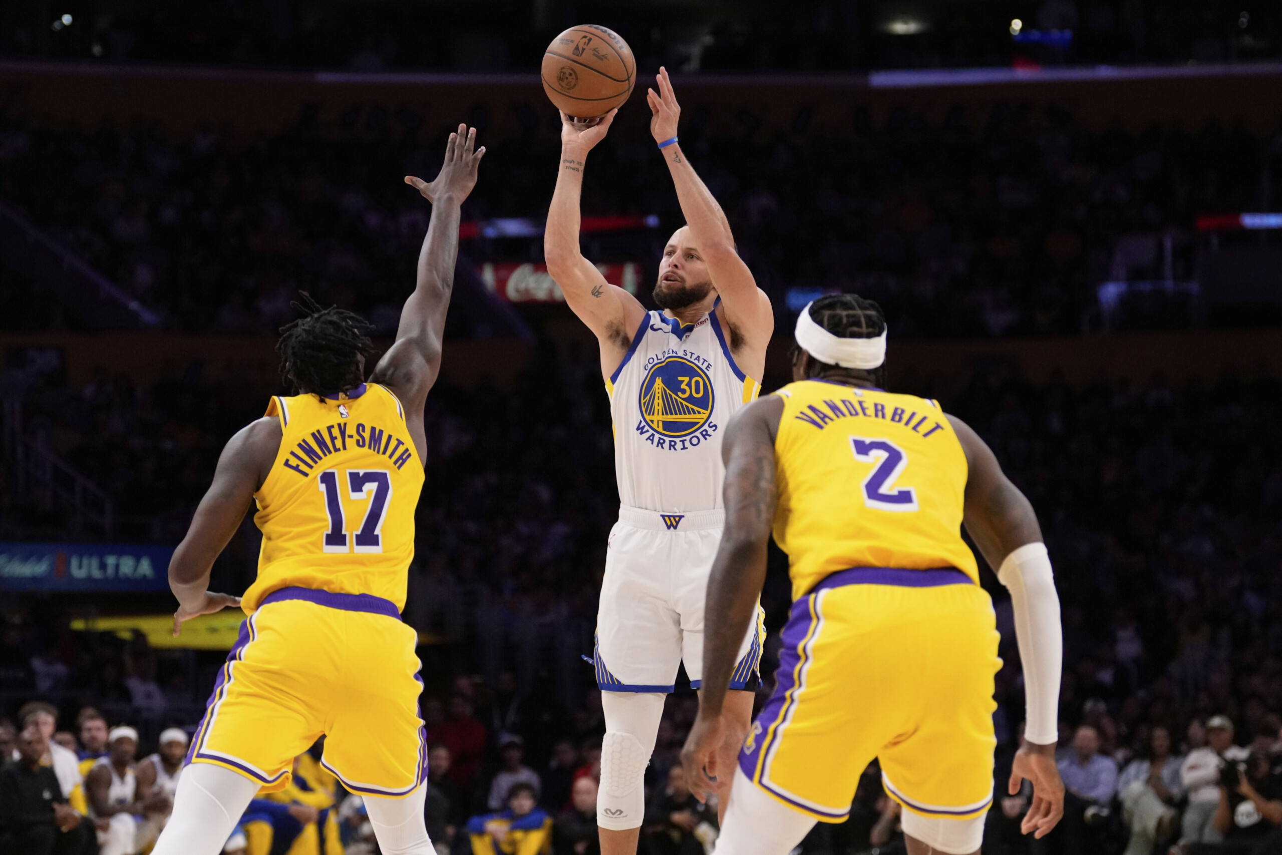 basket nba curry bat lebron les bucks battent les 76ers scaled