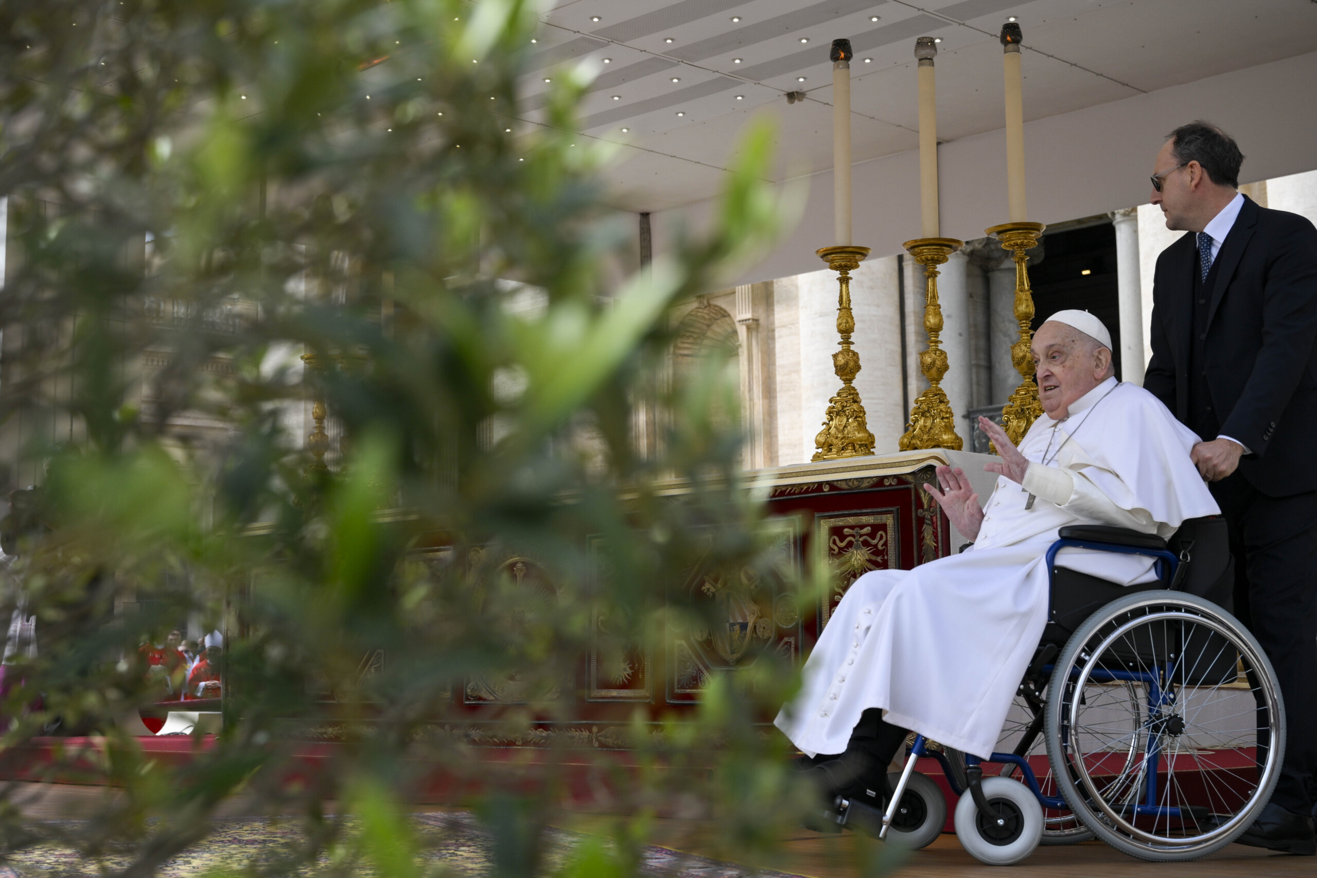 le pape francois en visite surprise a la basilique saint pierre scaled