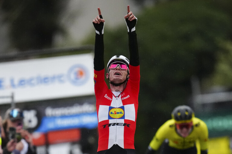 cyclisme amstel gold race skjelmose gagne au sprint sur pogacar et evenepoel