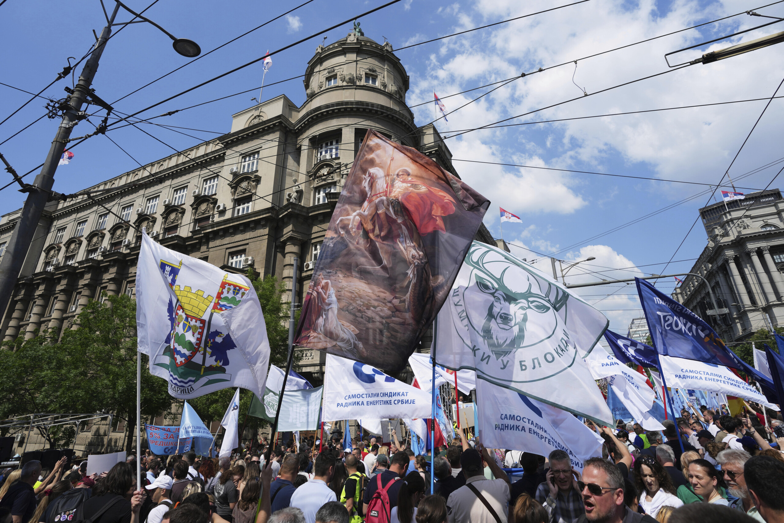 1er mai en serbie des milliers de personnes commemorent les 6 mois de leffondrement a la gare de novi sad scaled
