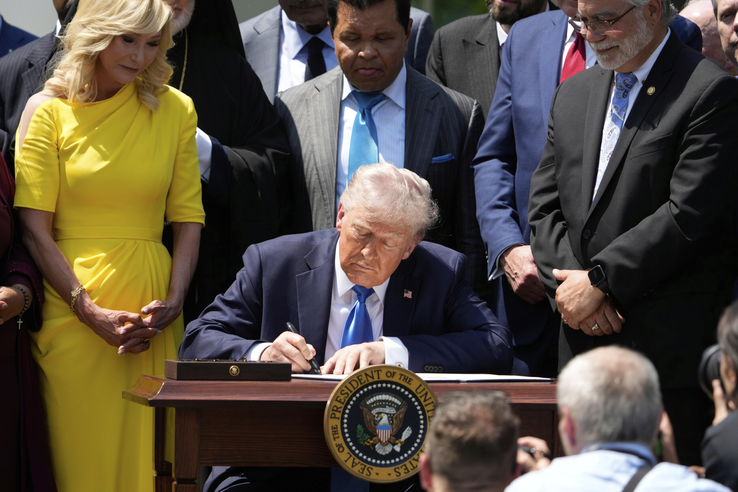 iran trump menace de sanctions quiconque acheterait du petrole a teheran scaled
