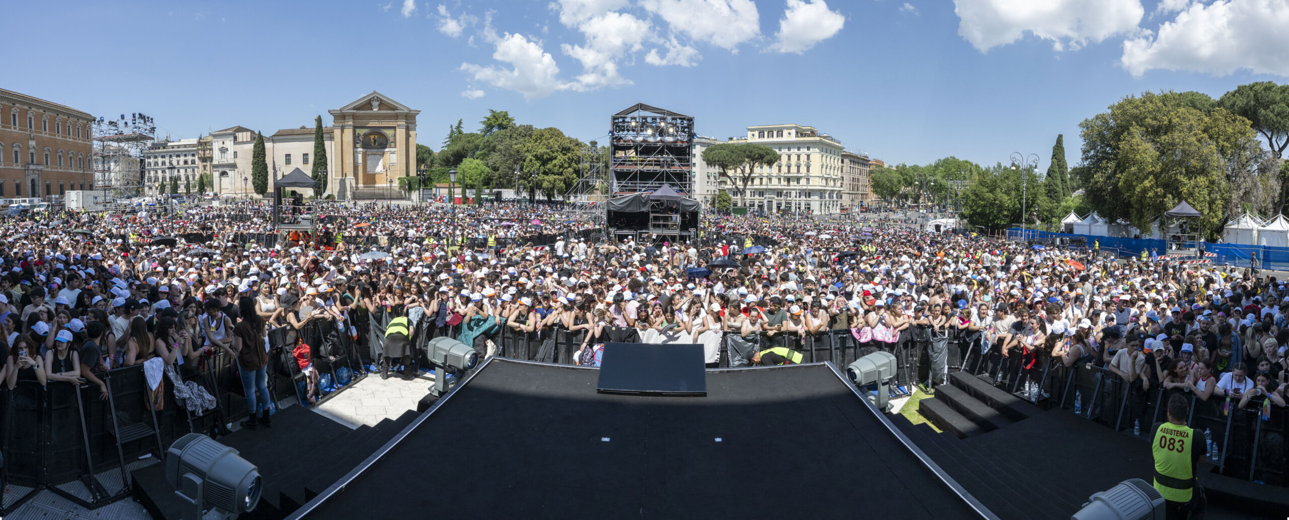 1er mai 200 000 personnes presentes sur la piazza san giovanni a rome scaled