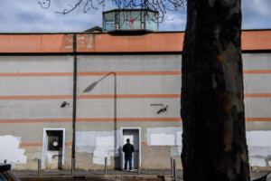 prisons cour des comptes retards graves et manquements dans le plan
