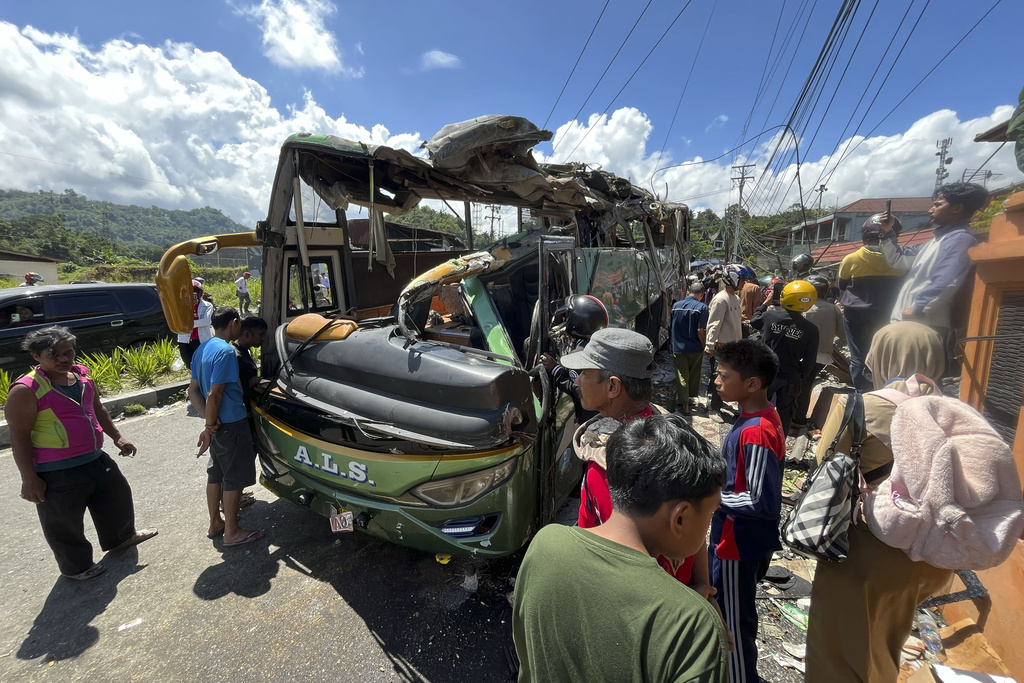 indonesie defaillance des freins un bus se renverse dans une descente 12 morts et 23 blesses