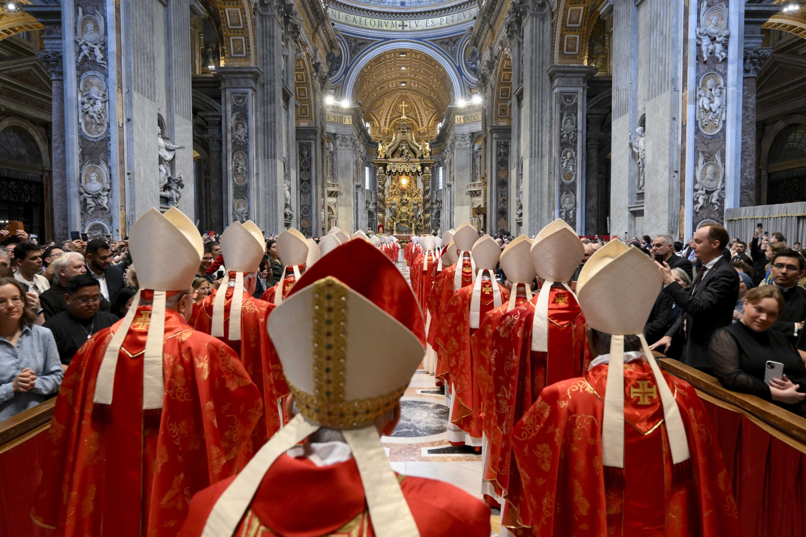 conclave les cardinaux entrent dans la chapelle sixtine scaled