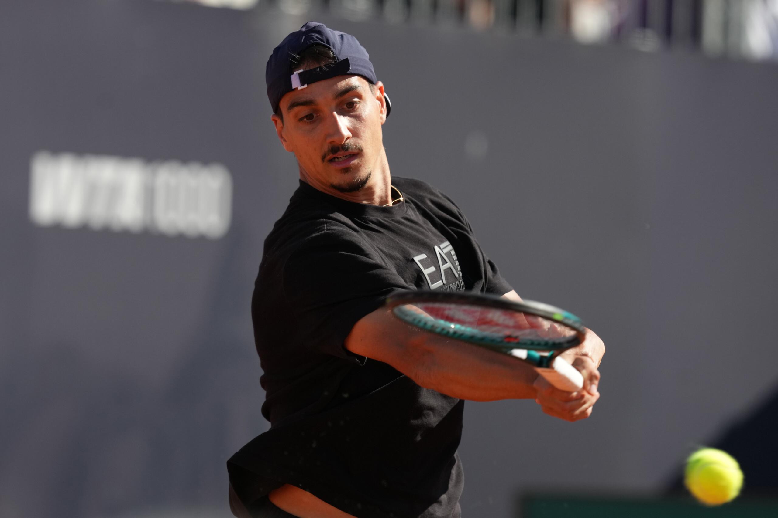 malago remet le collier dor a sonego pour sa victoire en coupe davis scaled