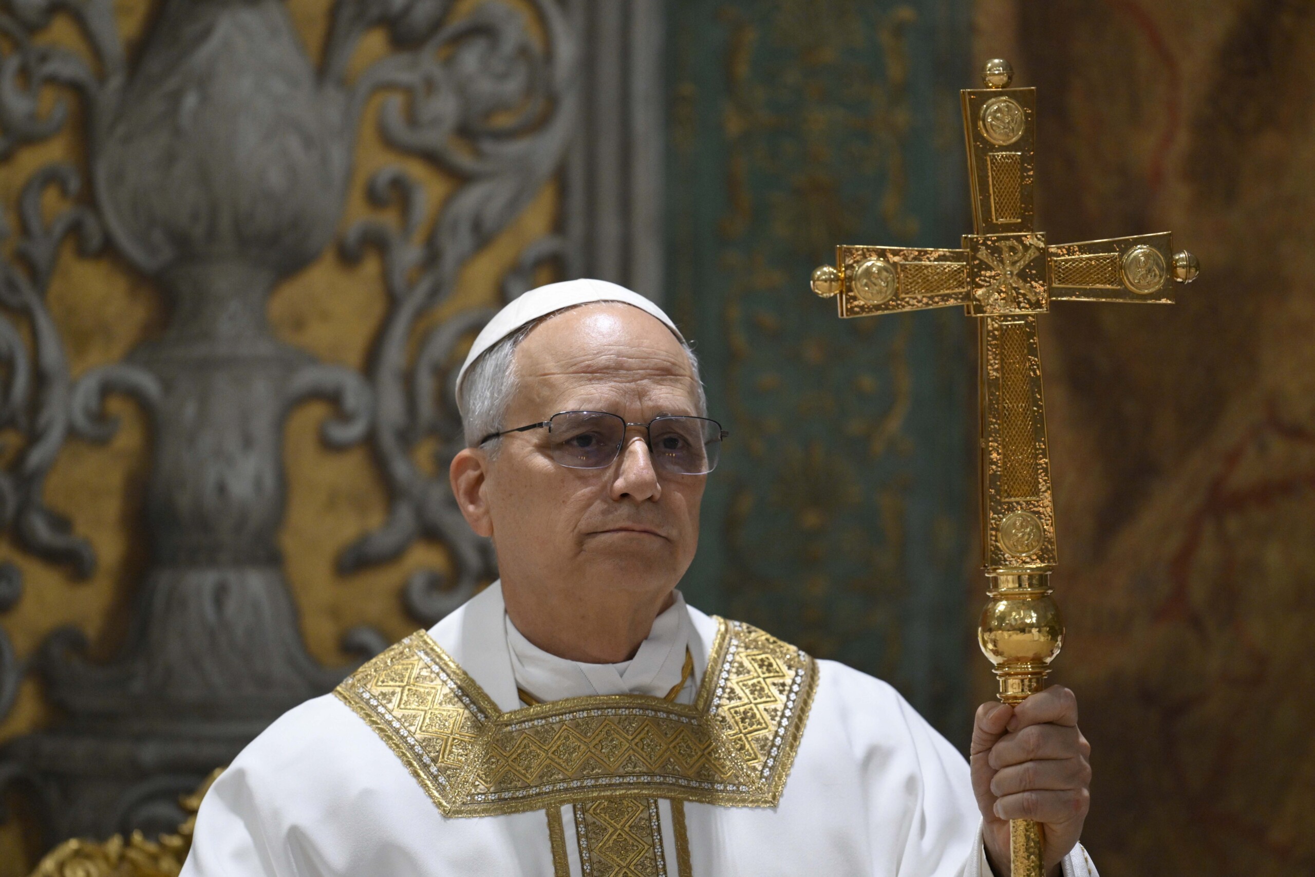 le pape leon xiv aux cardinaux aidez moi dans cette tache qui depasse mes forces scaled