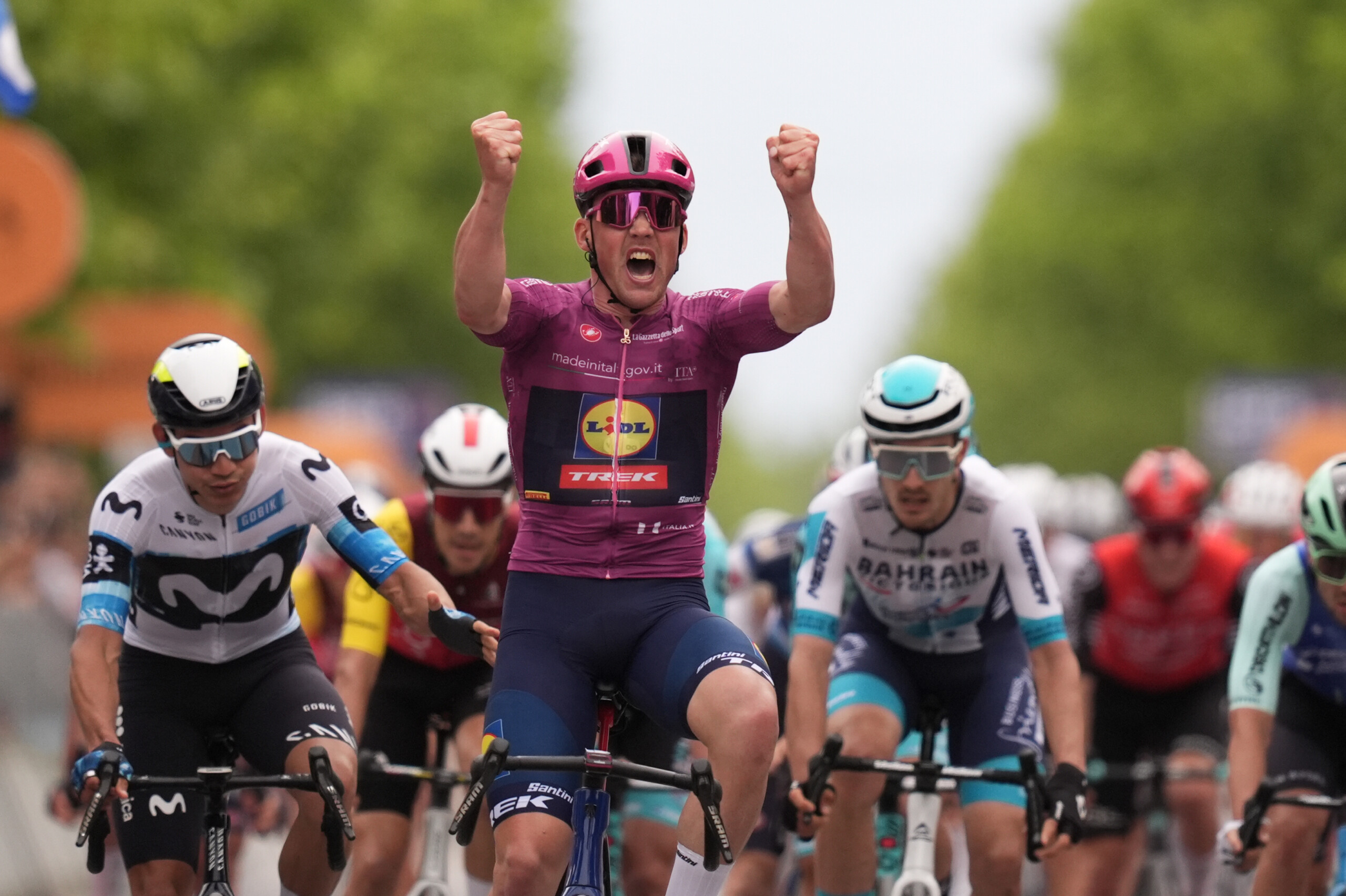 giro ditalia pedersen remporte la troisieme etape et reprend le maillot rose scaled