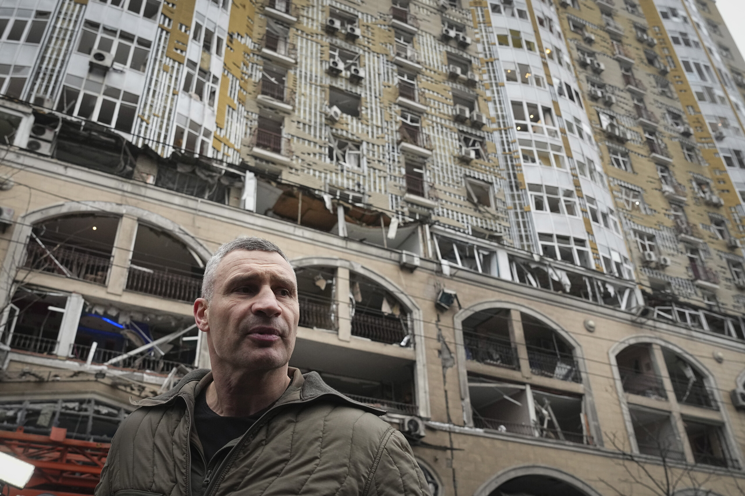 ukraine explosions a kiev le maire defense activee restez dans les abris scaled