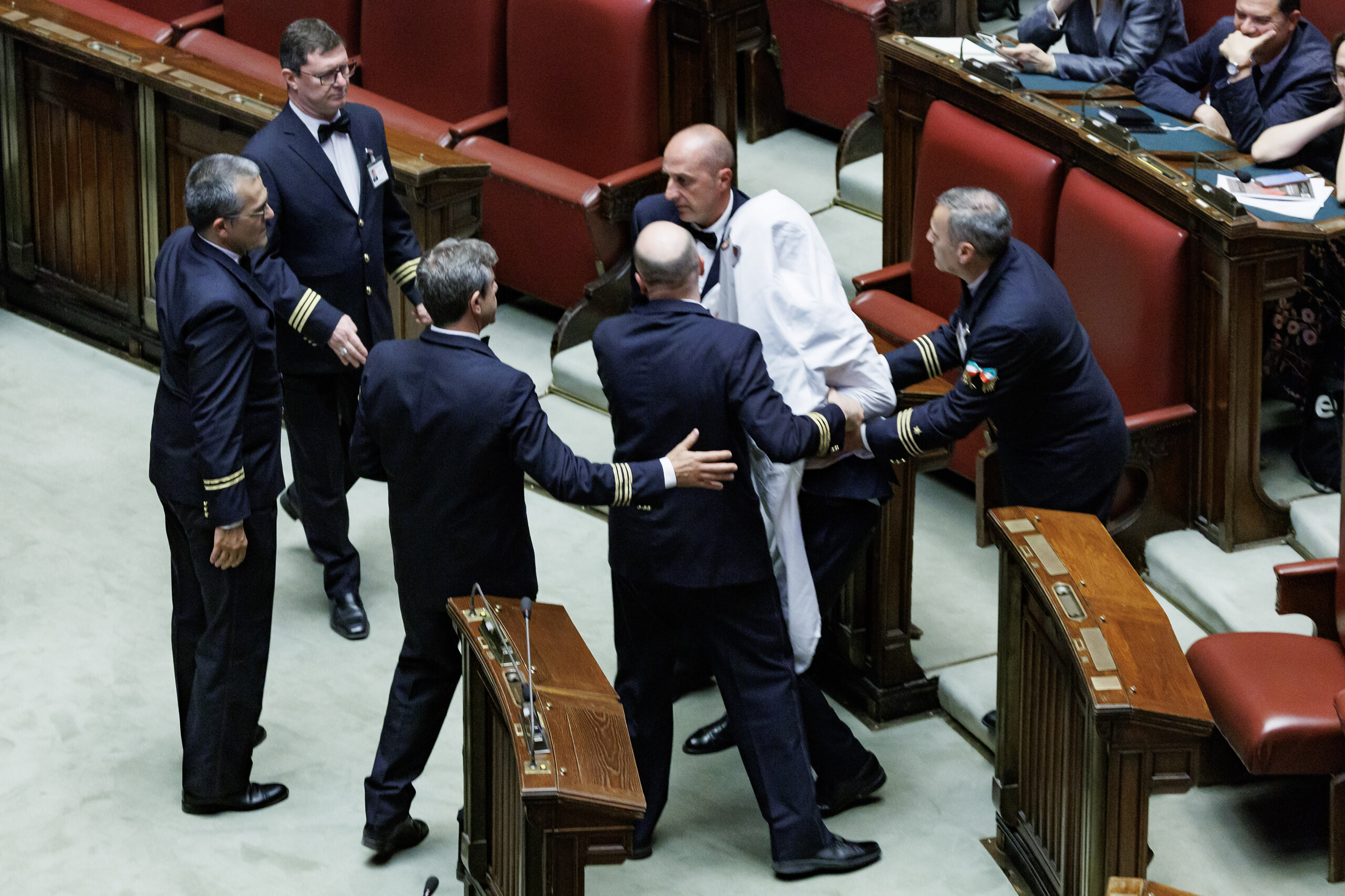 chambre magi deguise en fantome dans lhemicycle expulse scaled