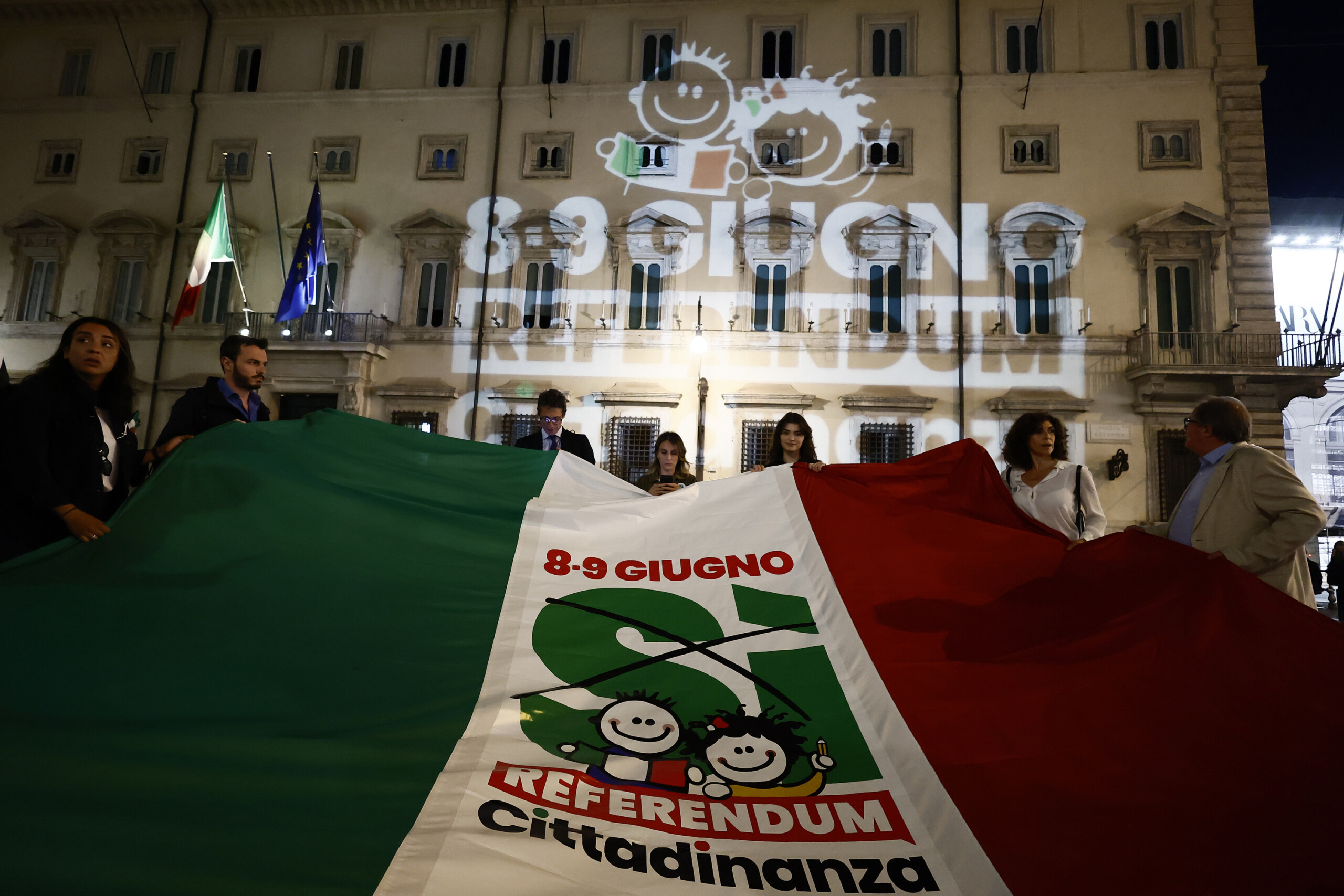 referendum flashmob europa projection dune invitation a voter sur le palazzo chigi scaled