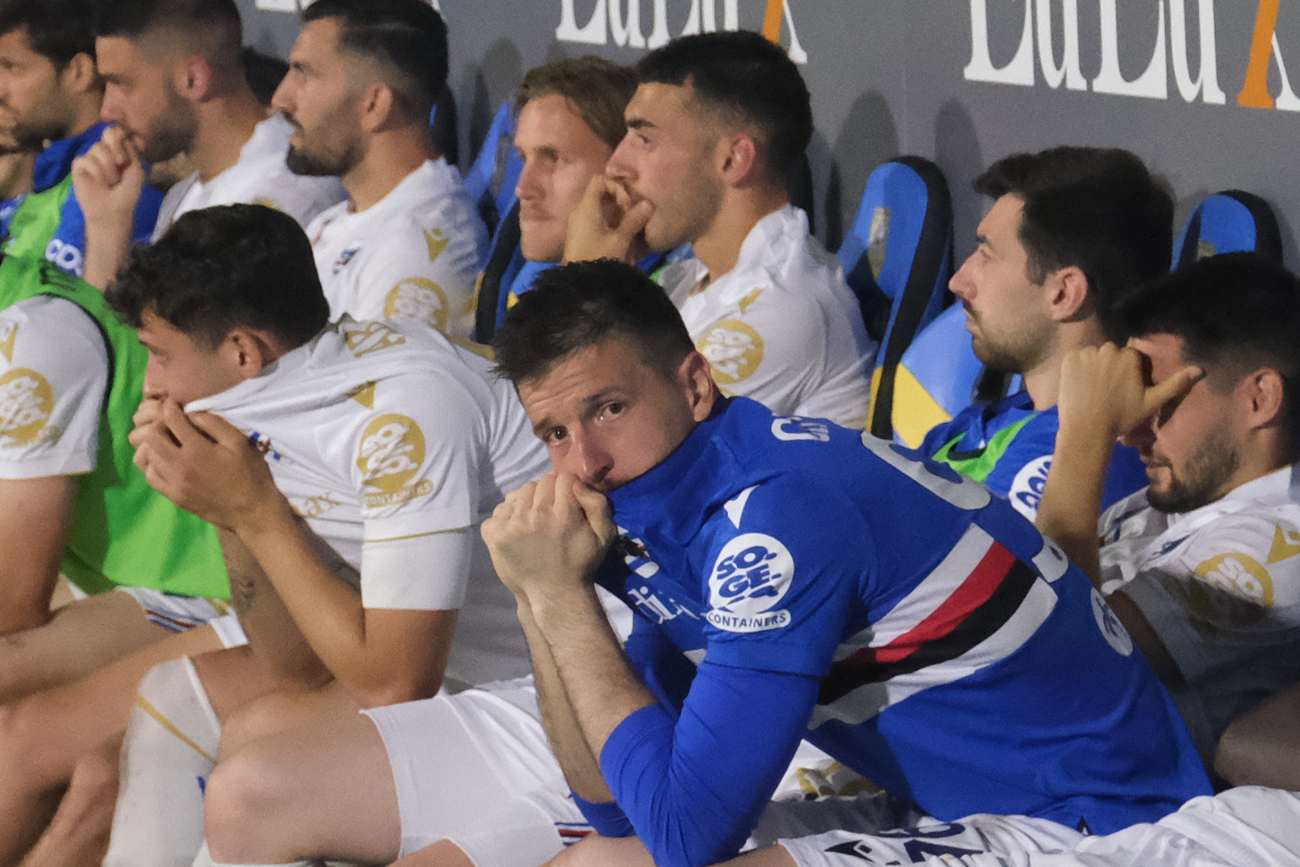 serie b la sampdoria releguee en serie c pour la premiere fois de son histoire
