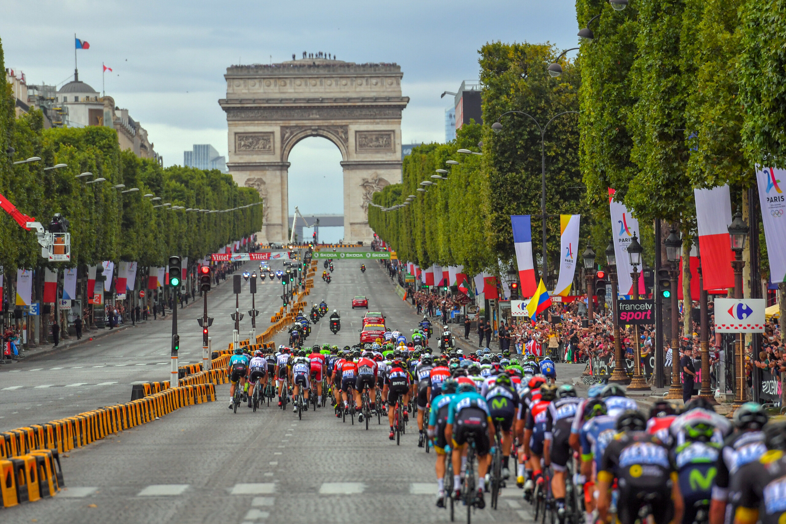 tour de france retour de la finale sur les champs elysees avec lascension de montmartre scaled