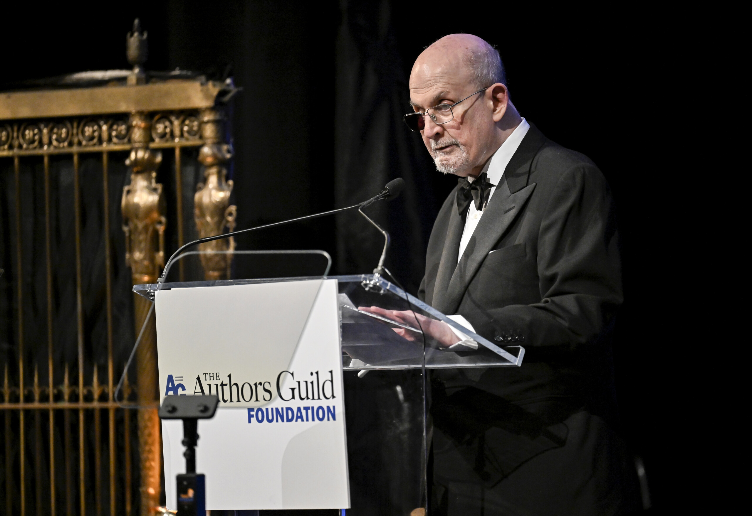etats unis lhomme qui a poignarde salman rushdie condamne a 25 ans de prison scaled