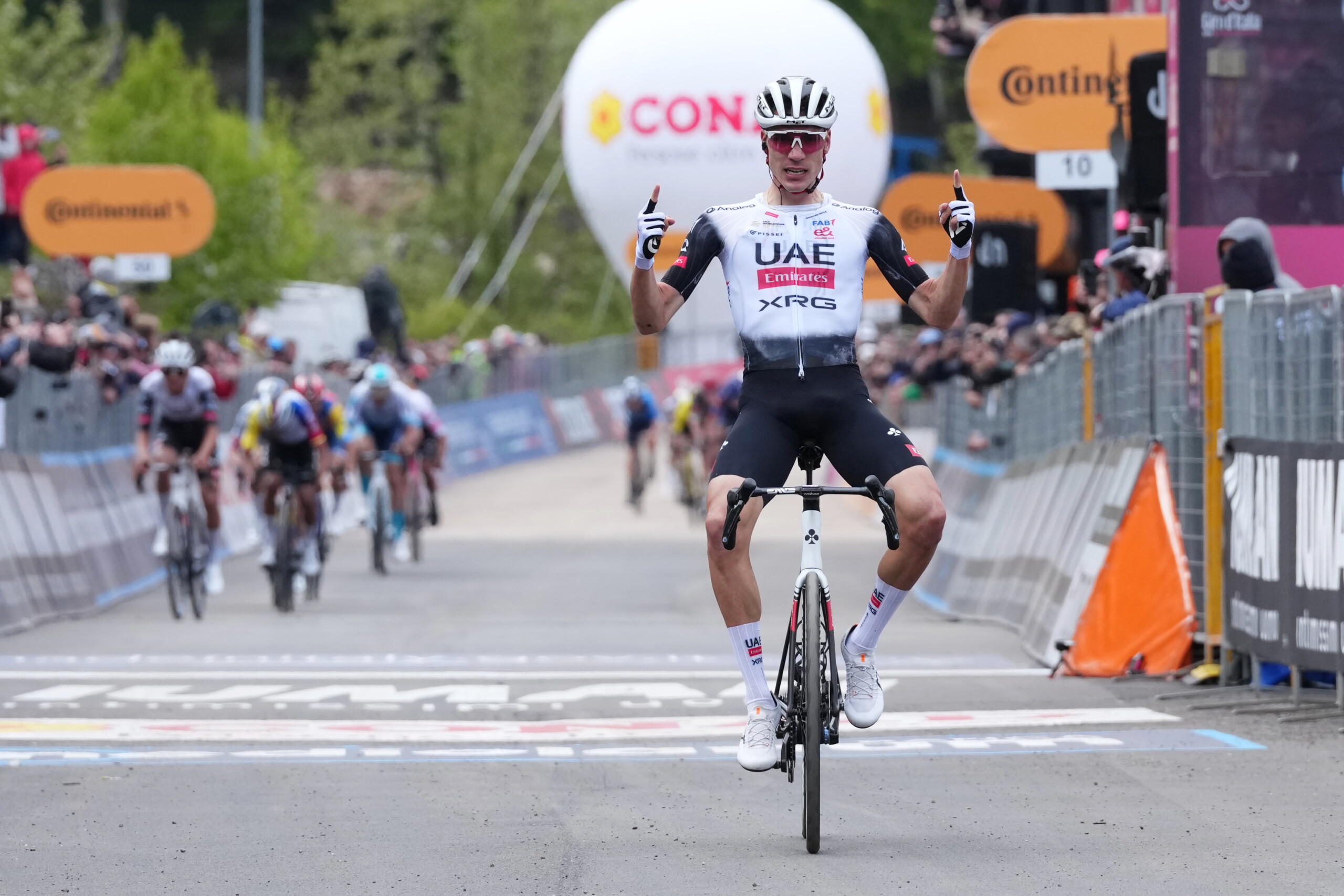 giro ditalia ayuso remporte la septieme etape scaled